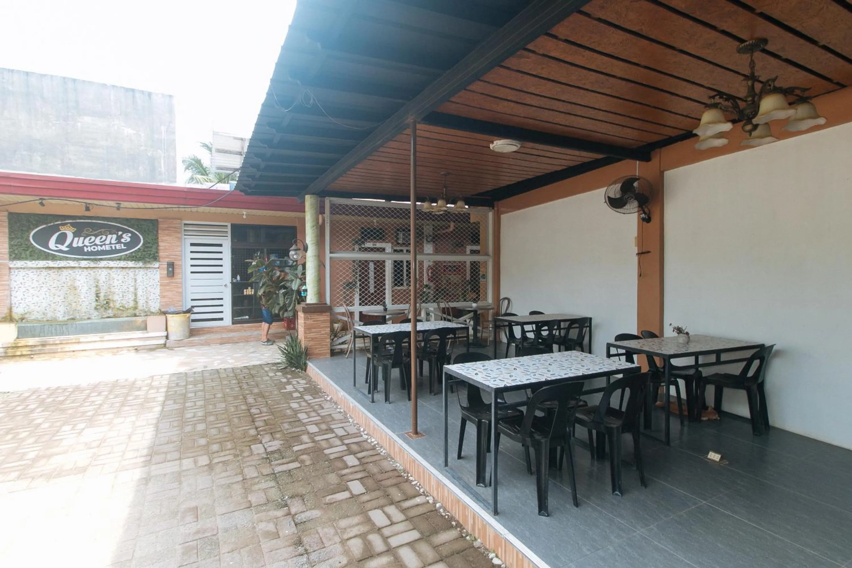 Restaurant/places to eat in RedDoorz at Queens Hometel