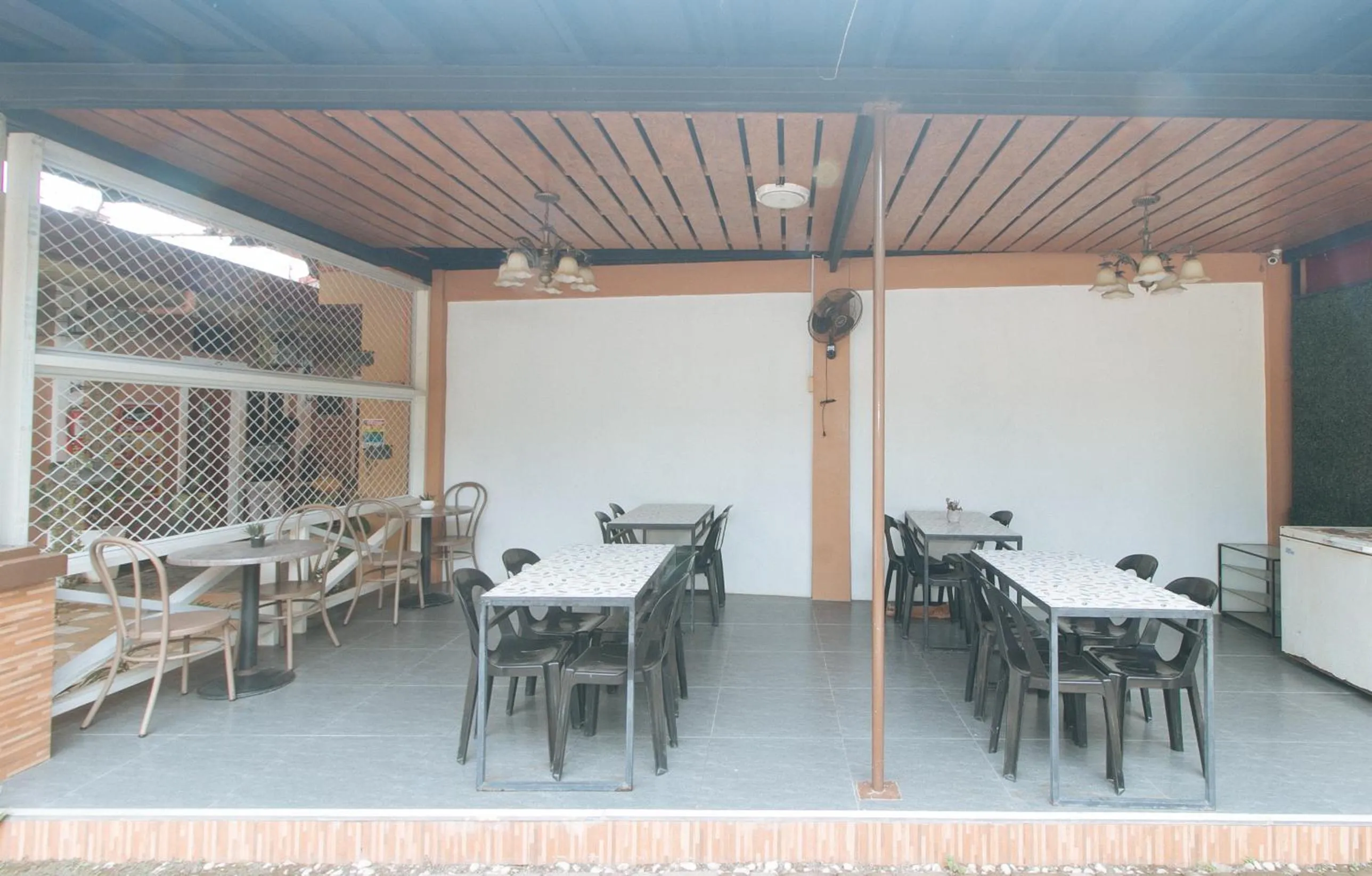 Restaurant/places to eat in RedDoorz at Queens Hometel