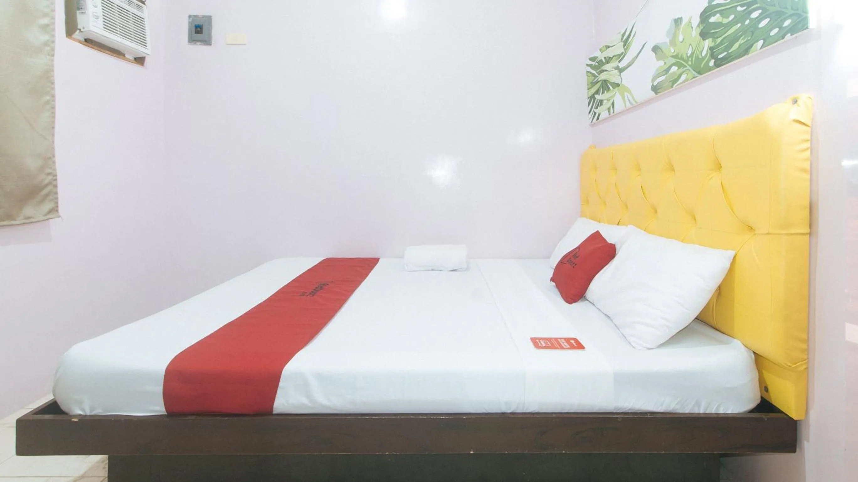 Bed in RedDoorz at Queens Hometel