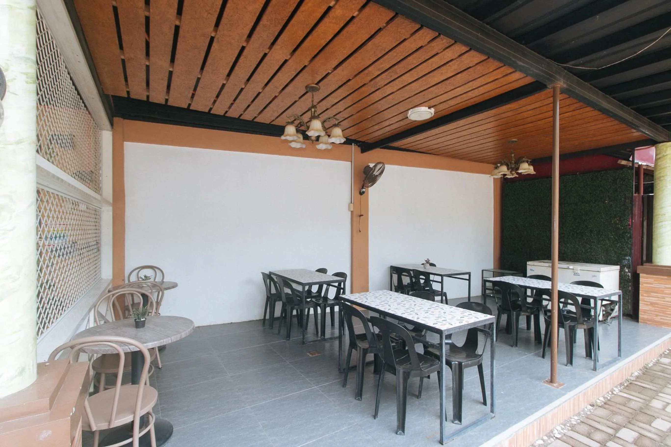 Restaurant/places to eat in RedDoorz at Queens Hometel