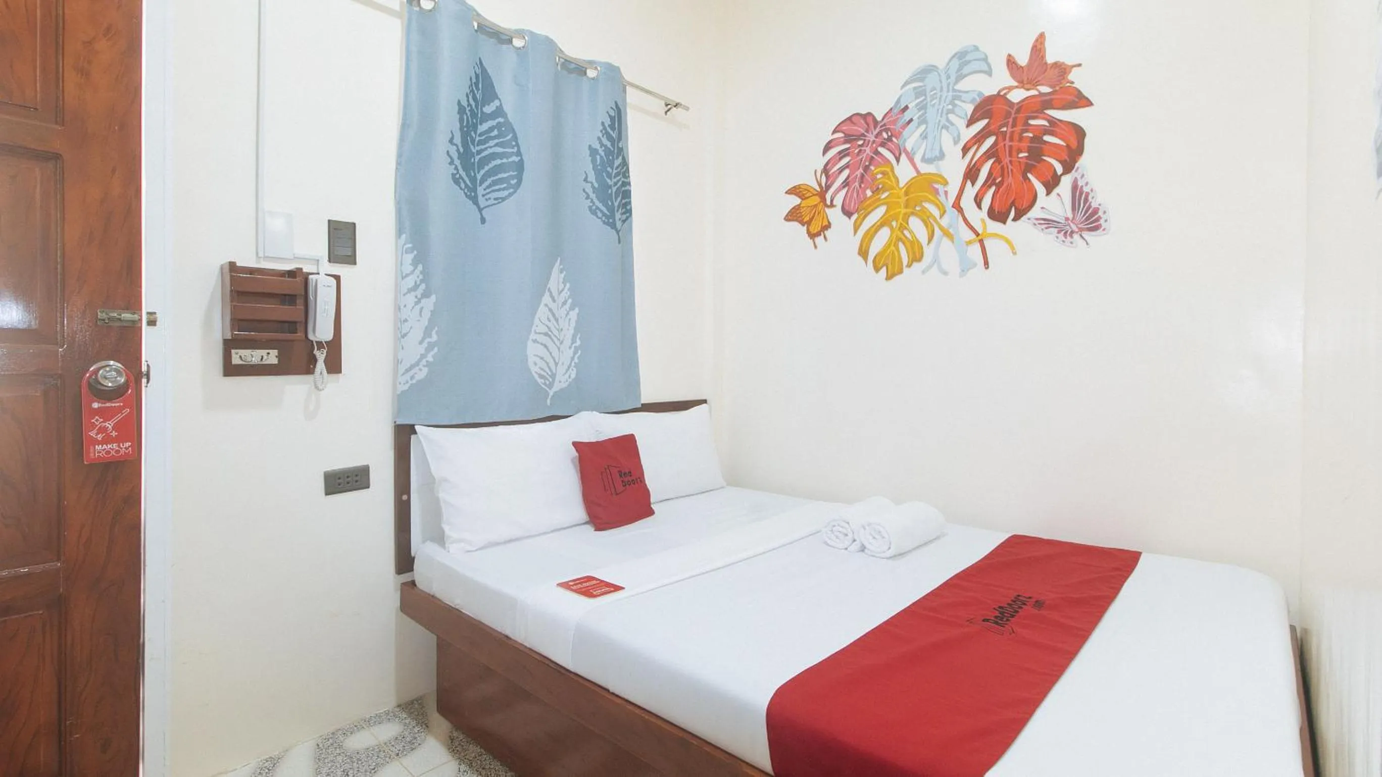 Bed in RedDoorz at Queens Hometel