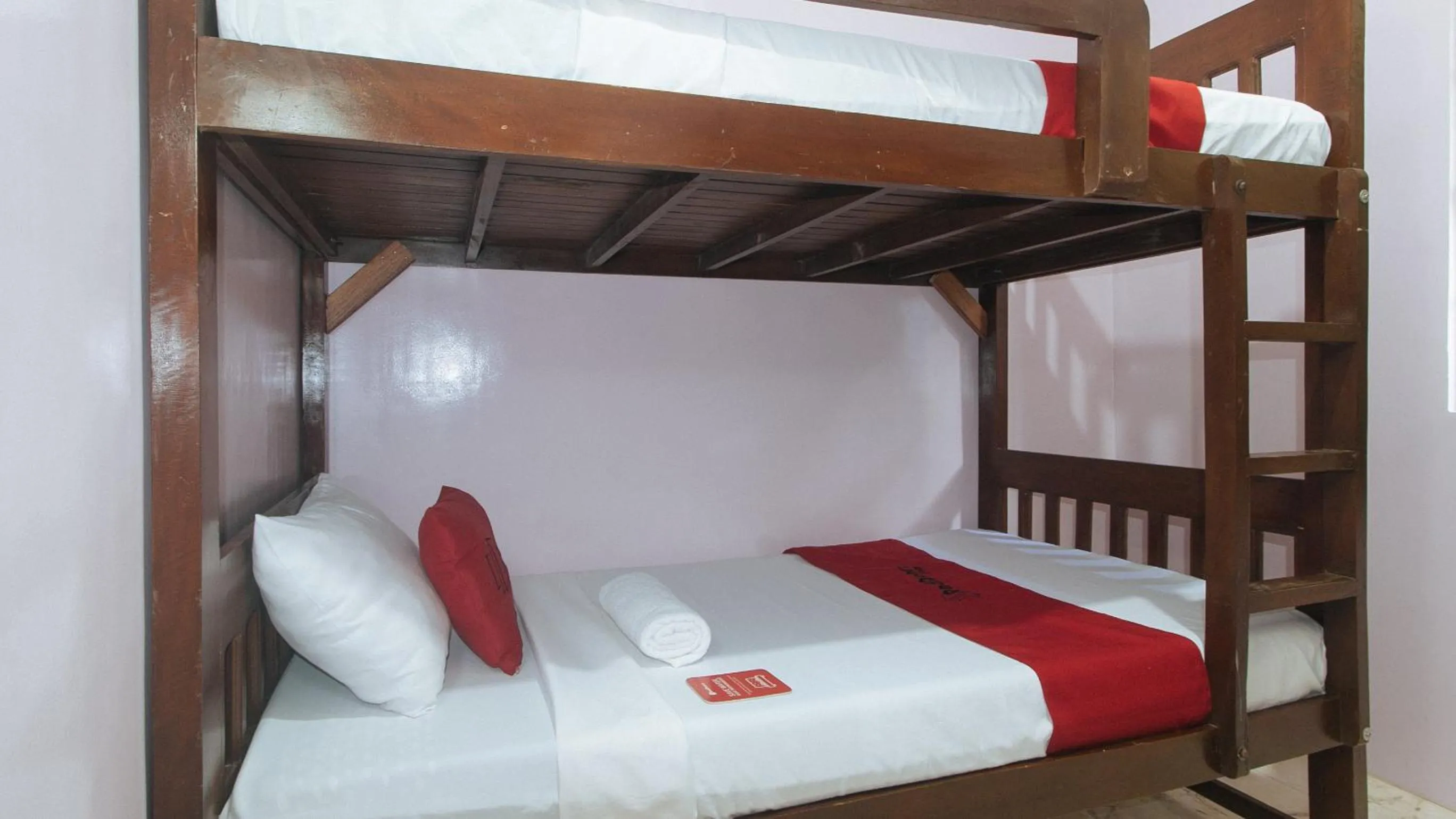 Bedroom, Bed in RedDoorz at Queens Hometel