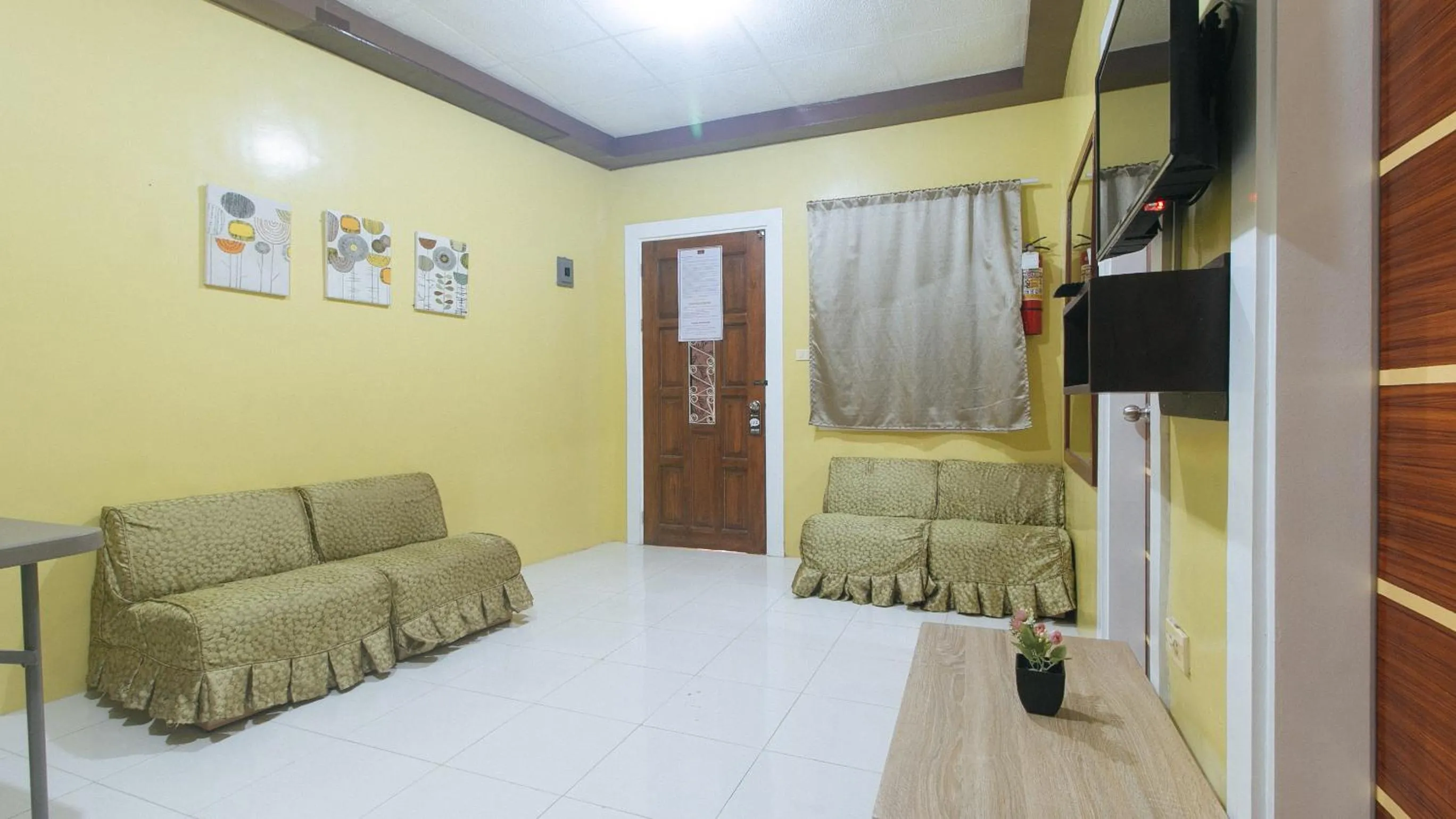 TV and multimedia in RedDoorz at Queens Hometel