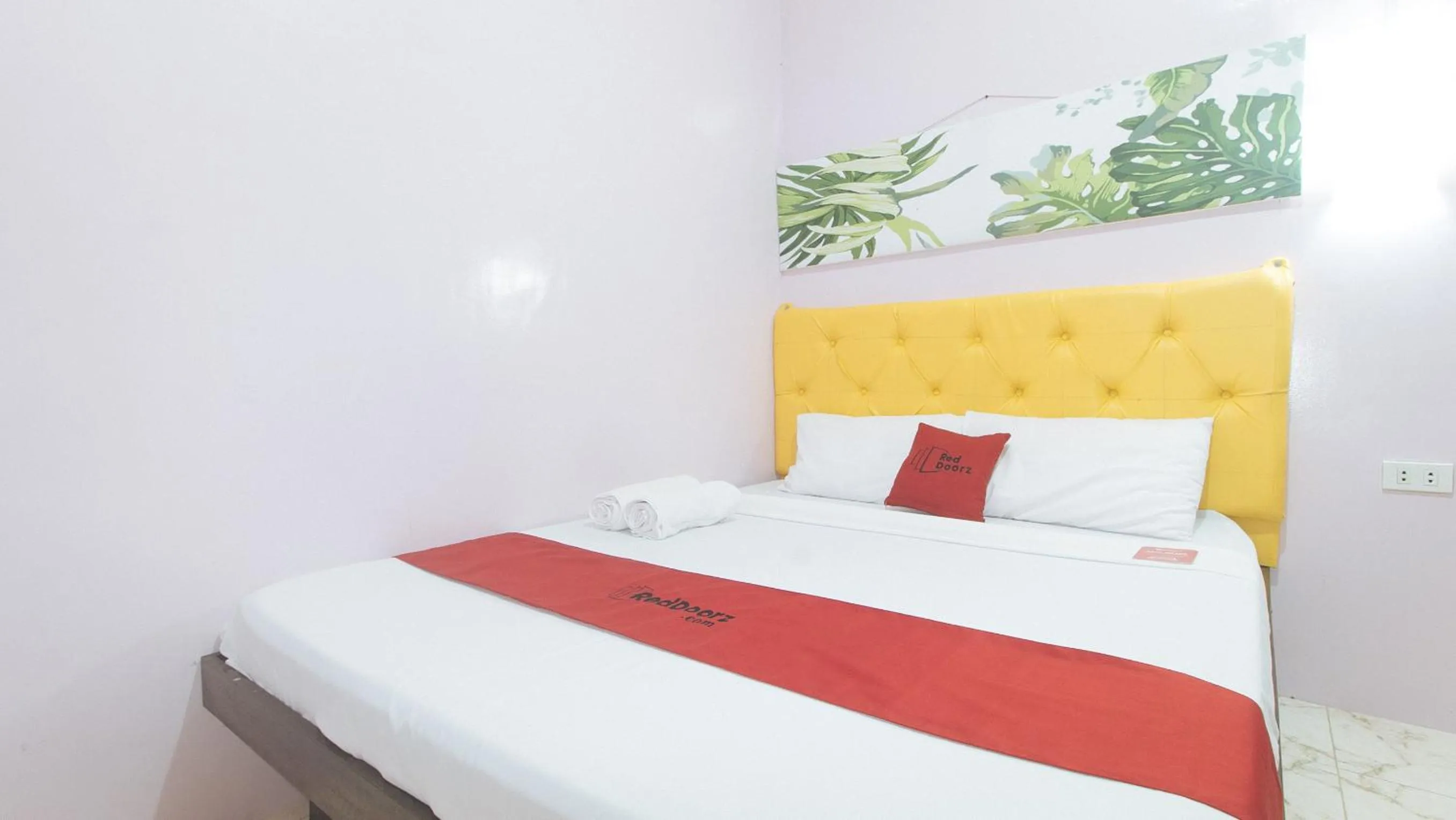 Bed in RedDoorz at Queens Hometel