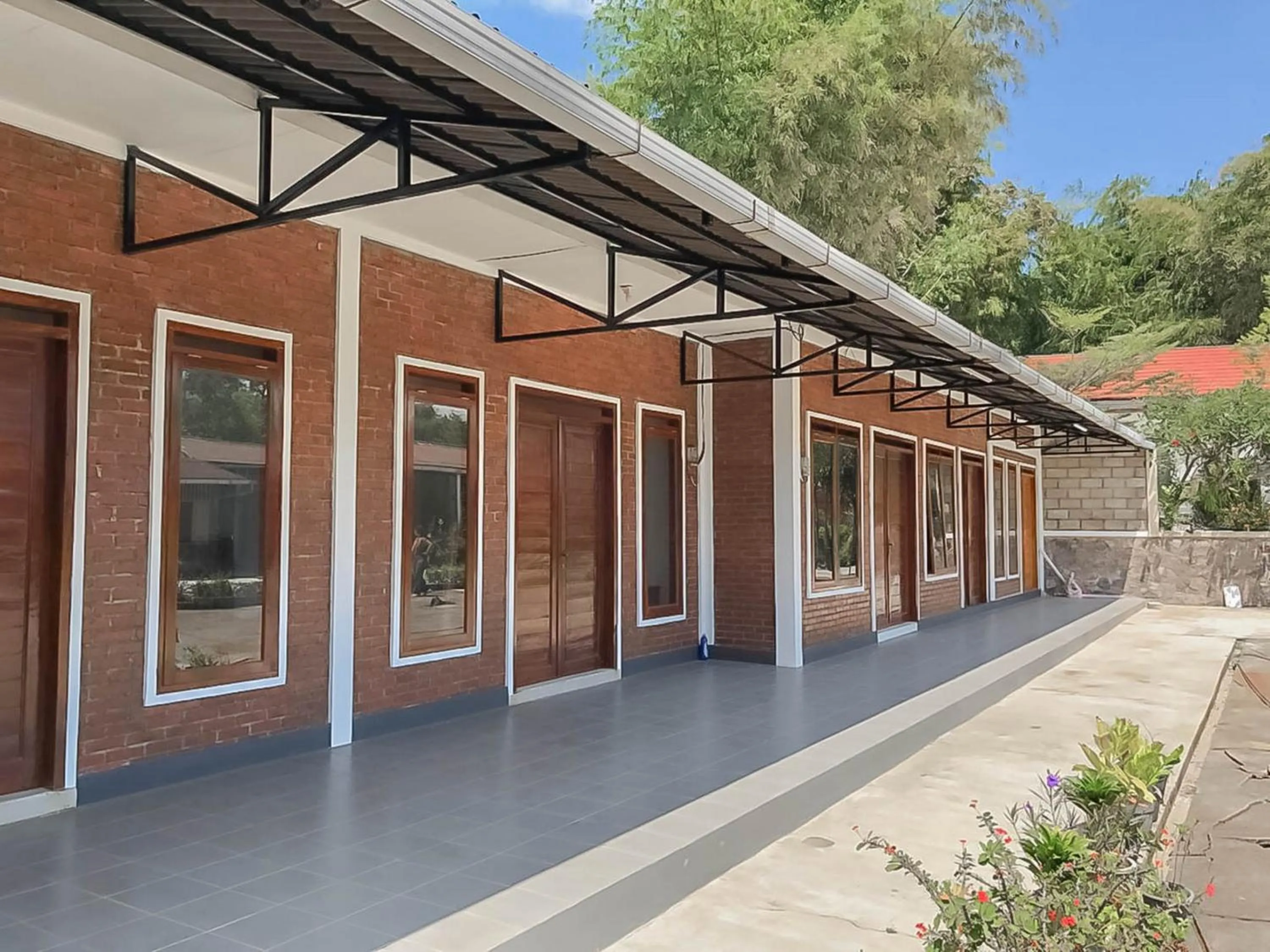 Facade/entrance in RedDoorz Resort near Darajat Garut