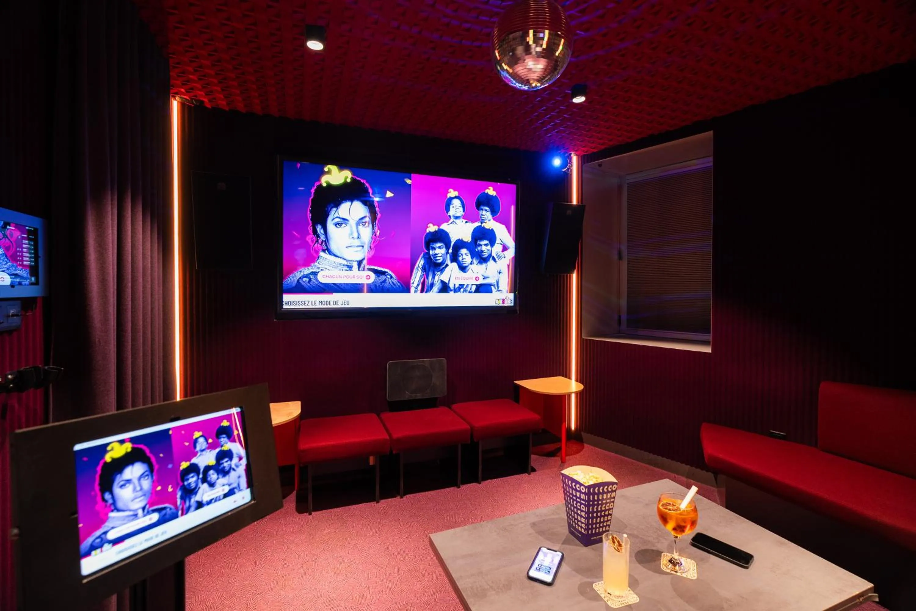 Karaoke in Hotel Paradiso