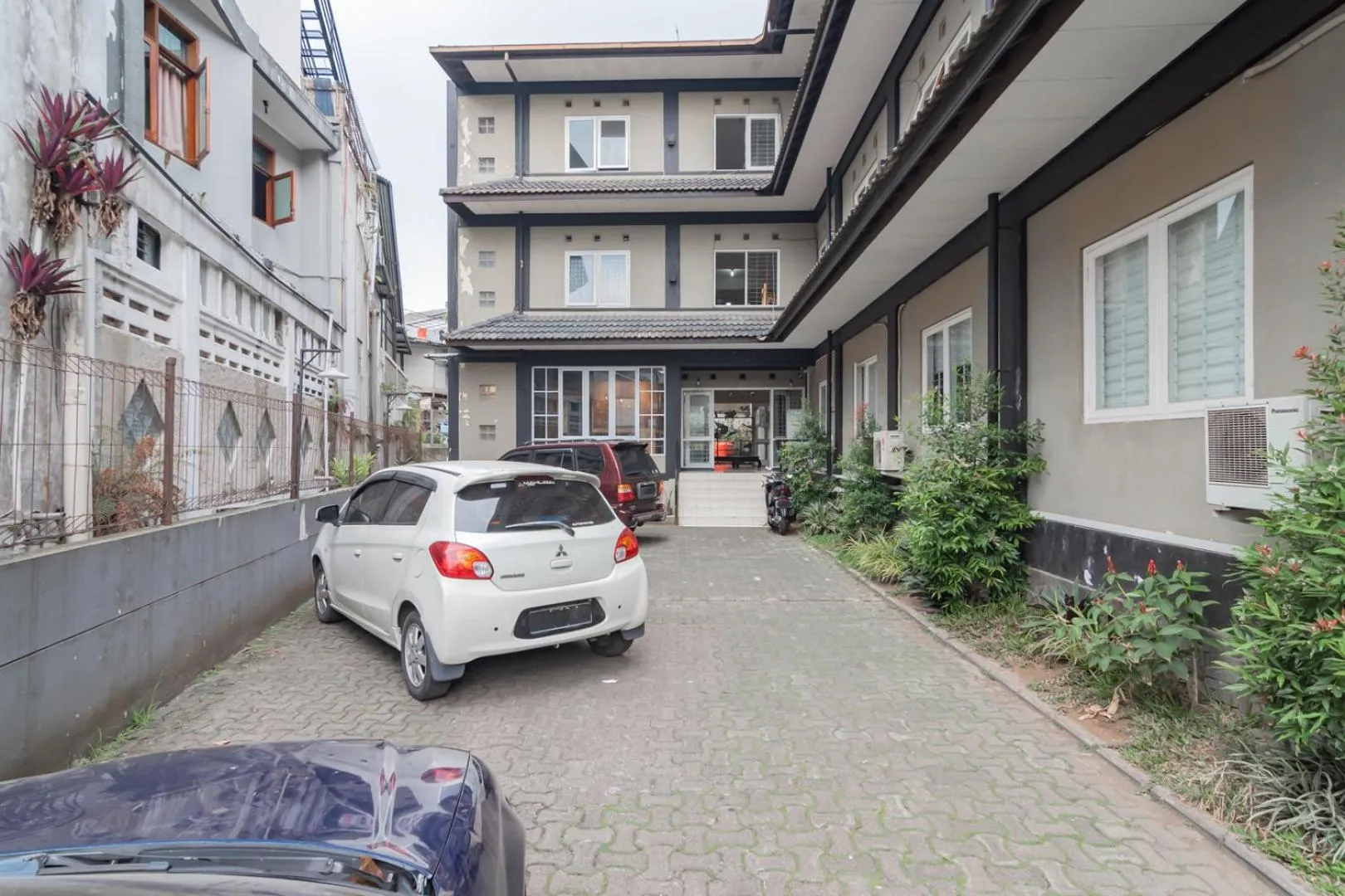 Property building in RedDoorz At Home 33 Bandung