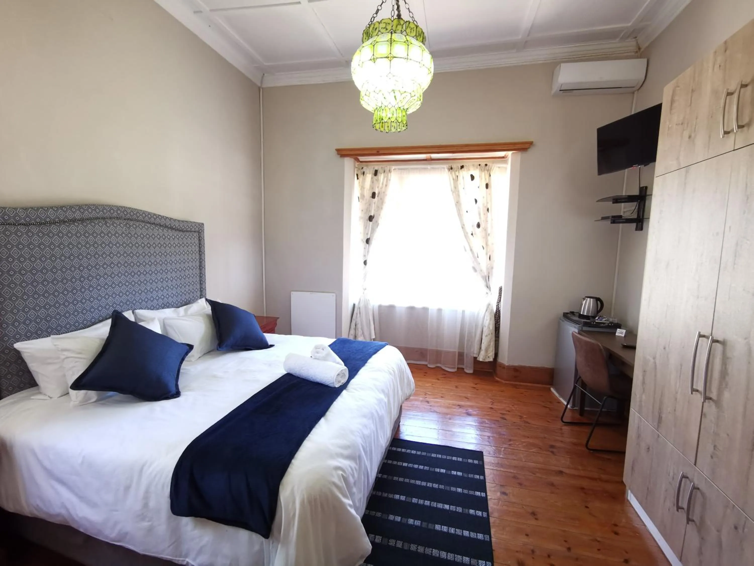 Photo of the whole room, Bed in Lucolo Palace B&B Aliwal North