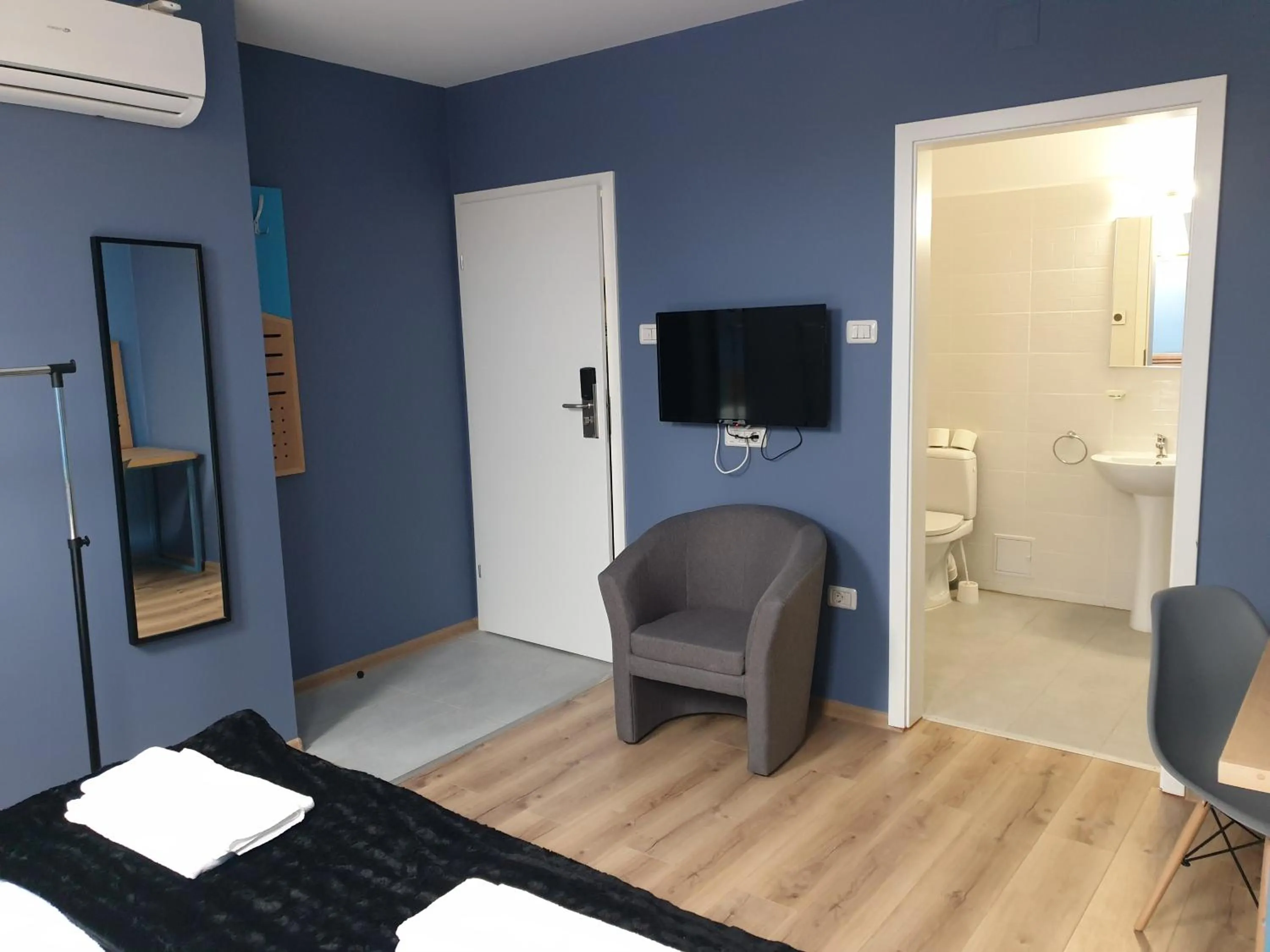 Shower, Bed in Pensiunea Urban Point