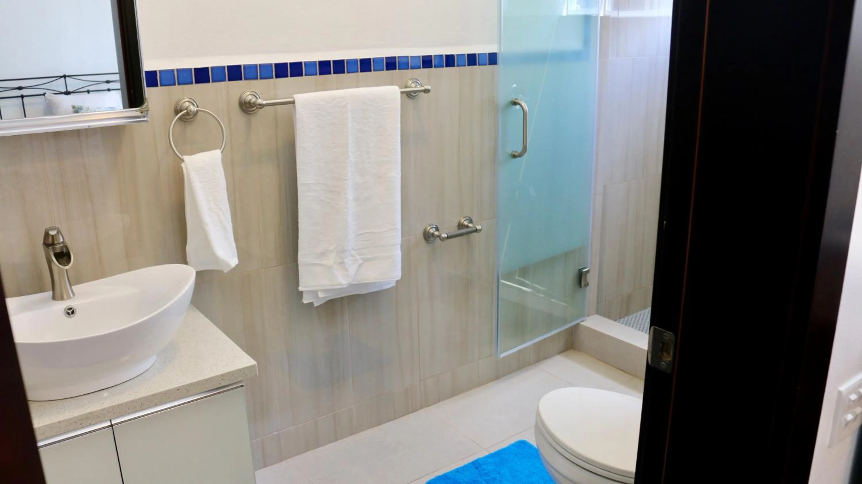 Shower in Blue Star Apartments & Hotel