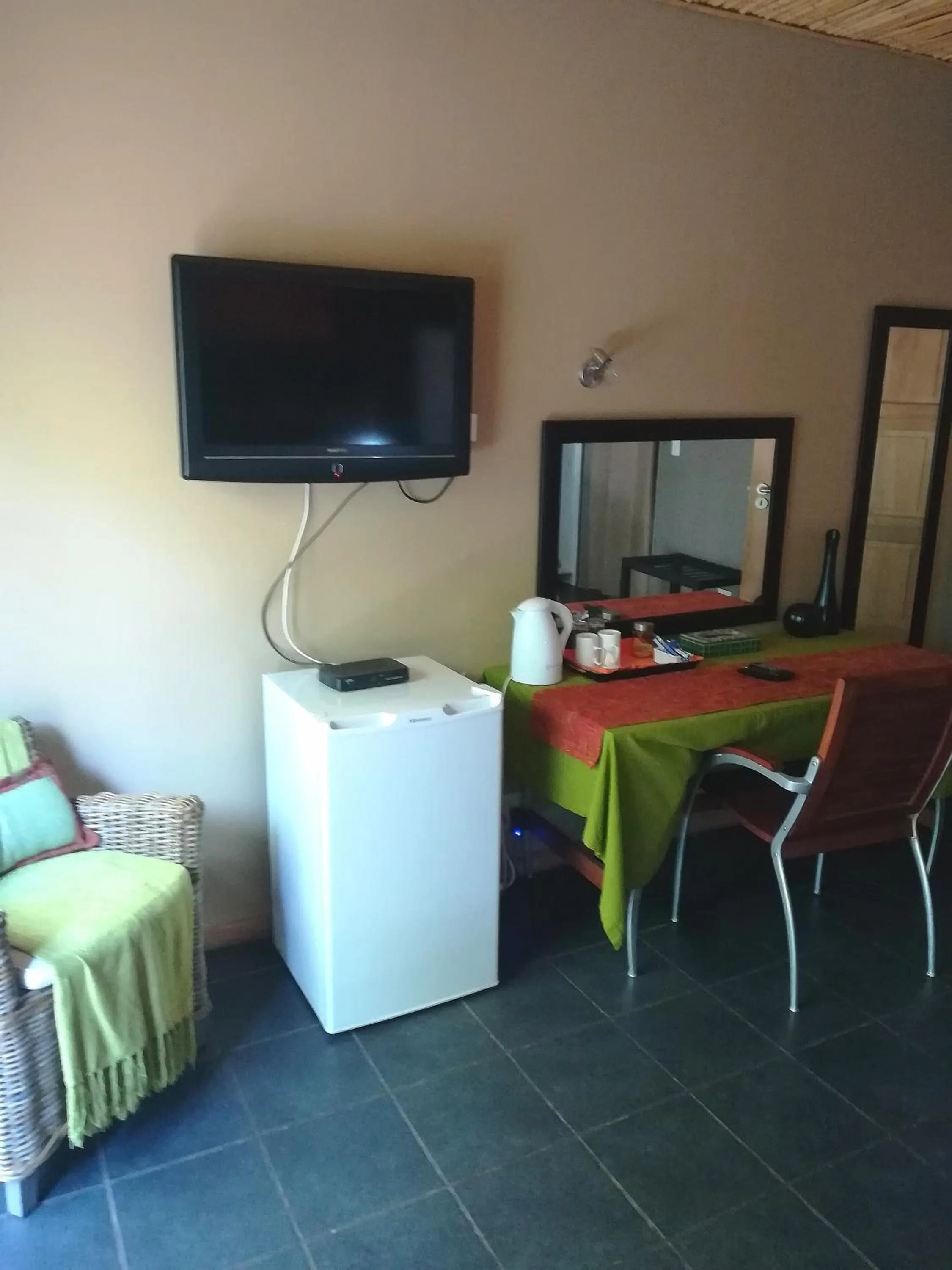 TV and multimedia in 24 Onvrey Guest House