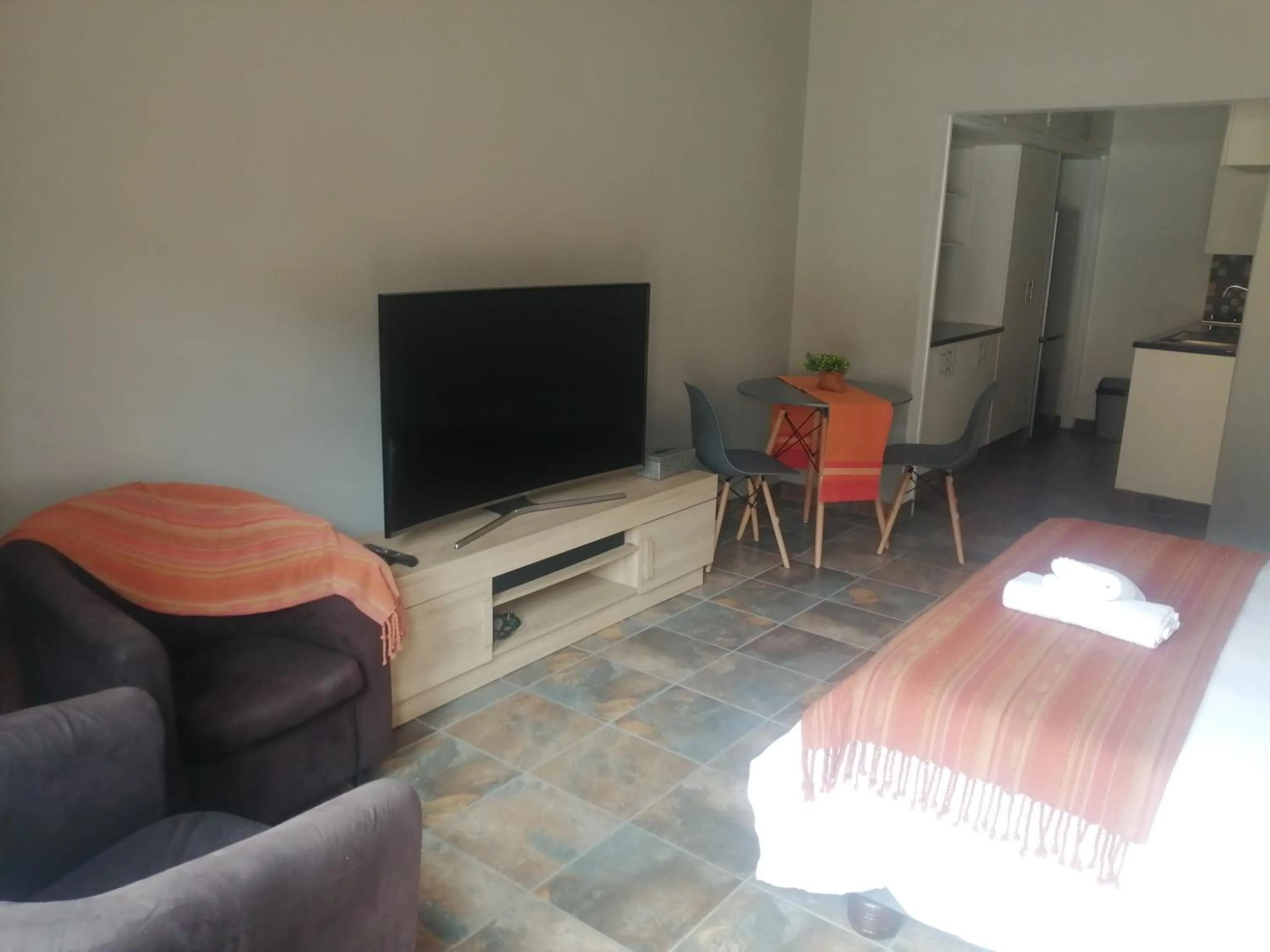 TV and multimedia, Bed in 24 Onvrey Guest House