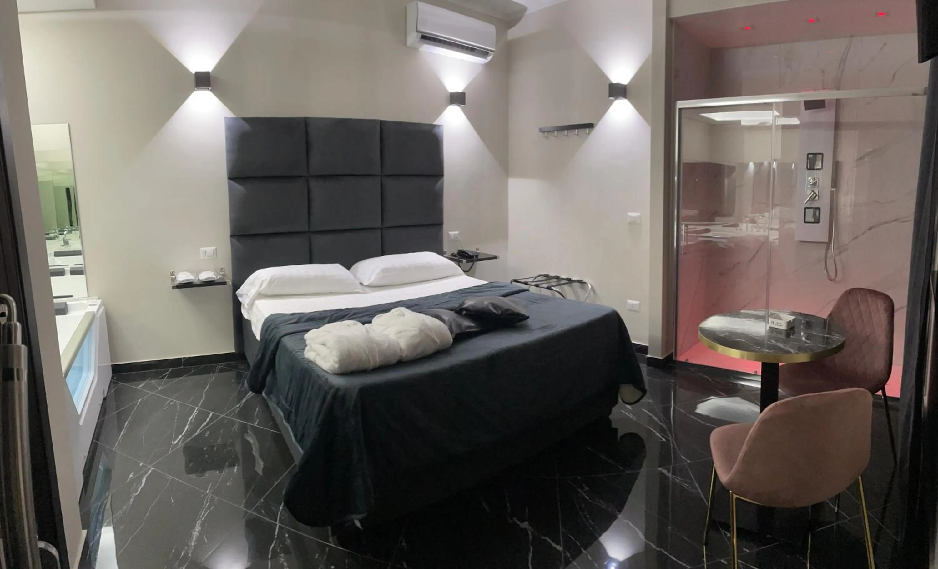 Photo of the whole room, Bed in Hotel Trionfal
