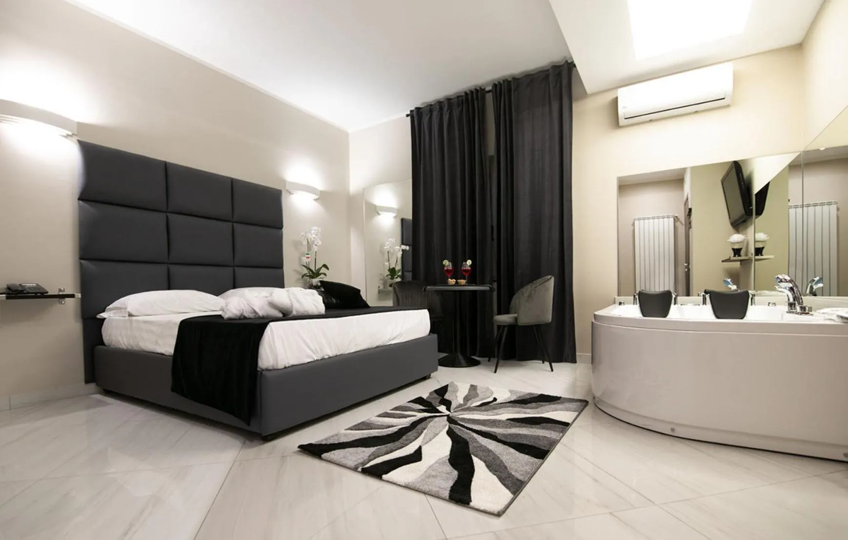 Photo of the whole room, Bed in Hotel Trionfal