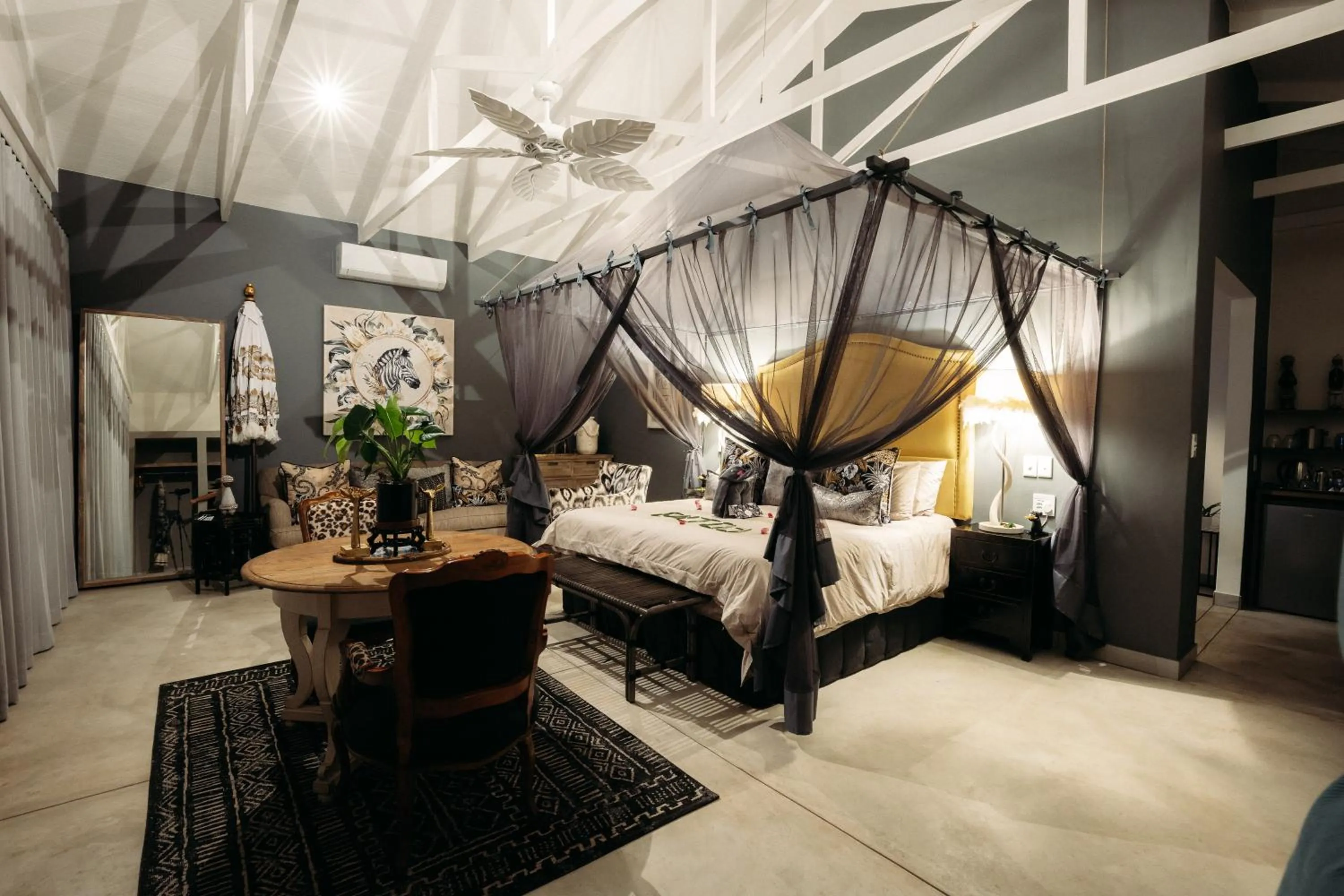 Bed in Safari Moon Luxury Bush Lodge