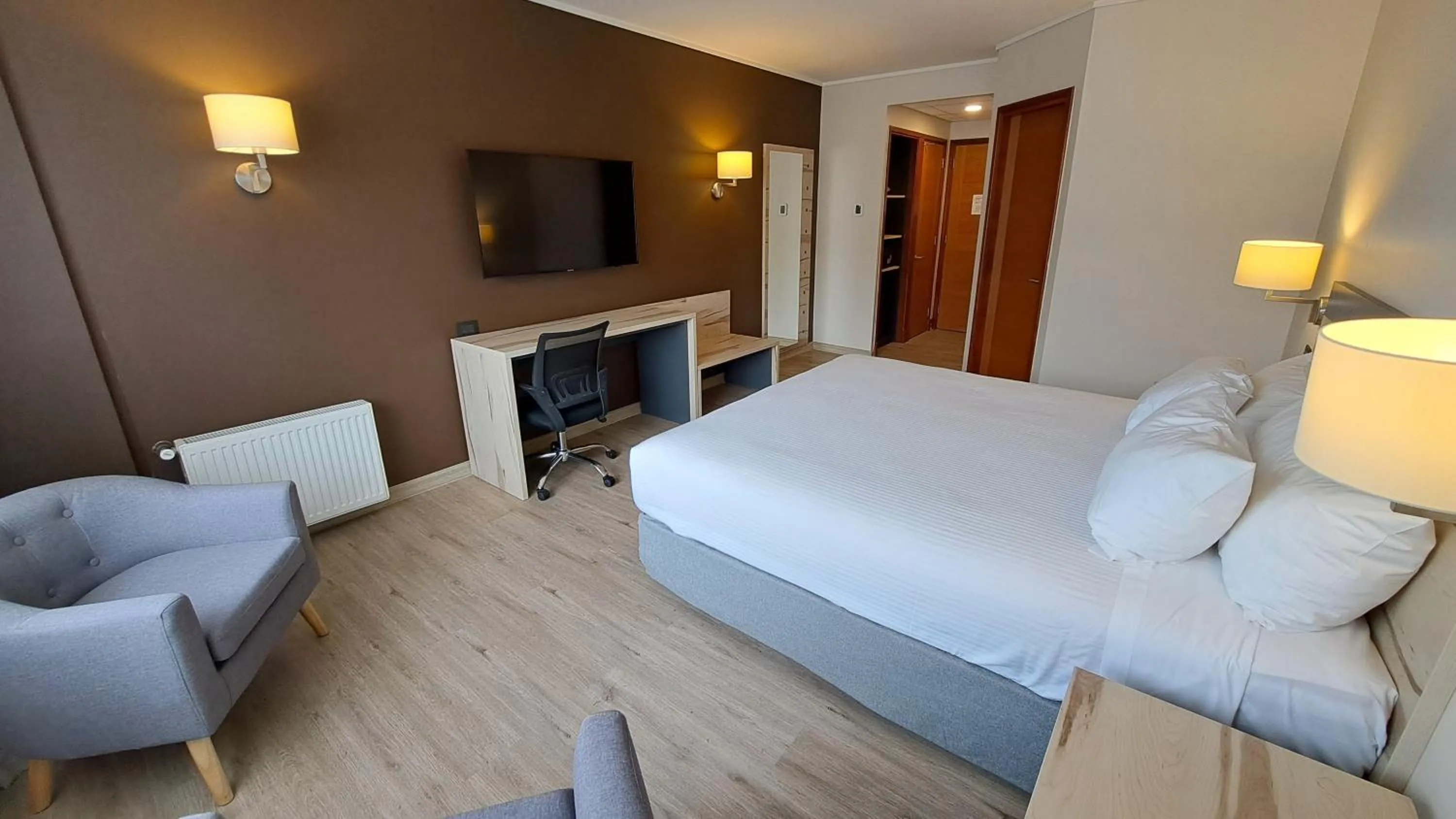 Bed in Hotel Diego de Almagro Castro