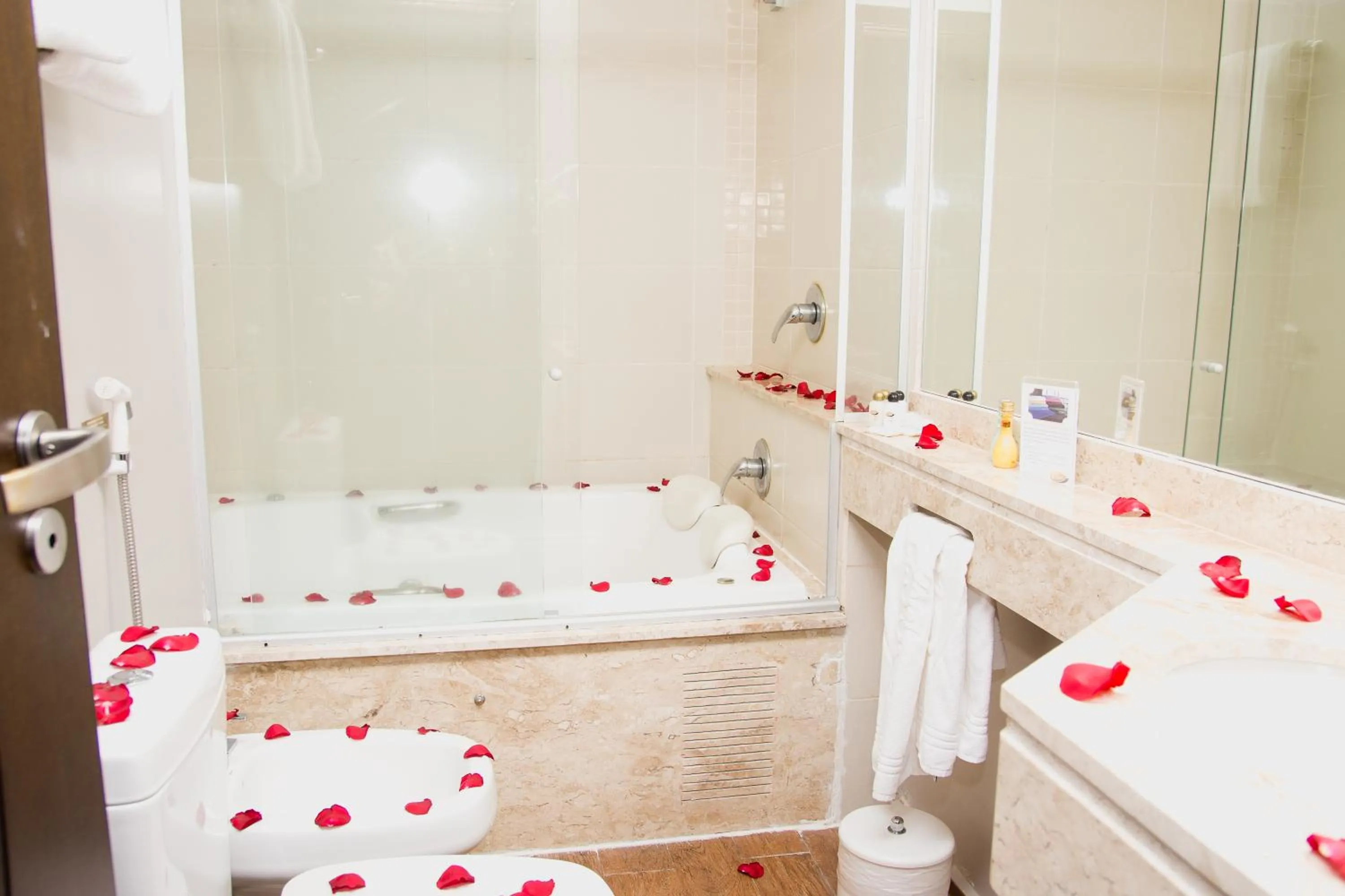 Bathroom, Bed in Class Hotel Pouso Alegre