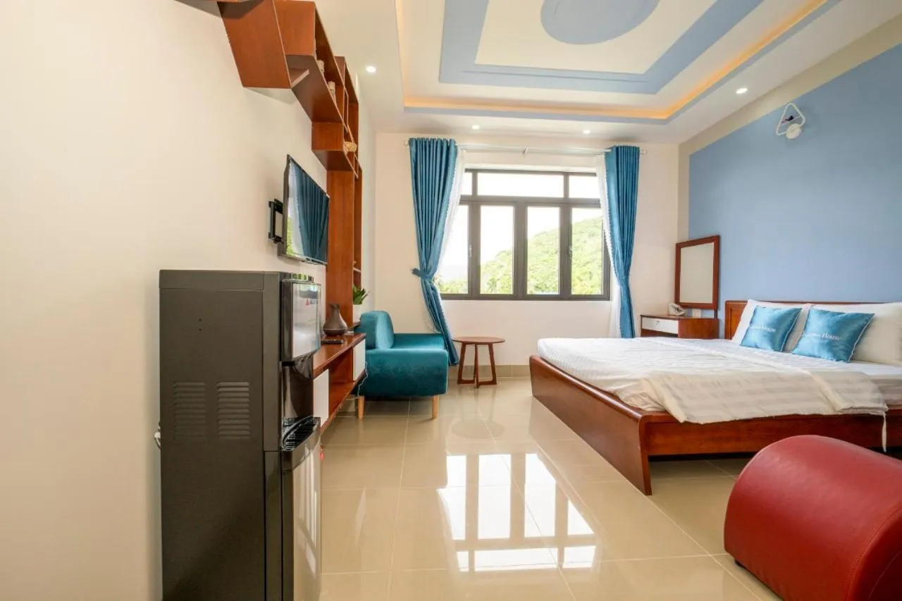 View (from property/room), Bed in Garden House Côn Đảo