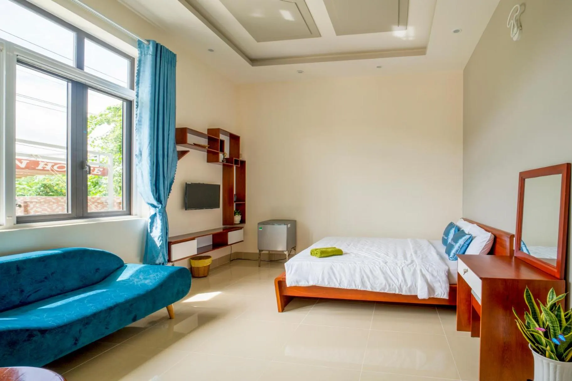 View (from property/room), Bed in Garden House Côn Đảo