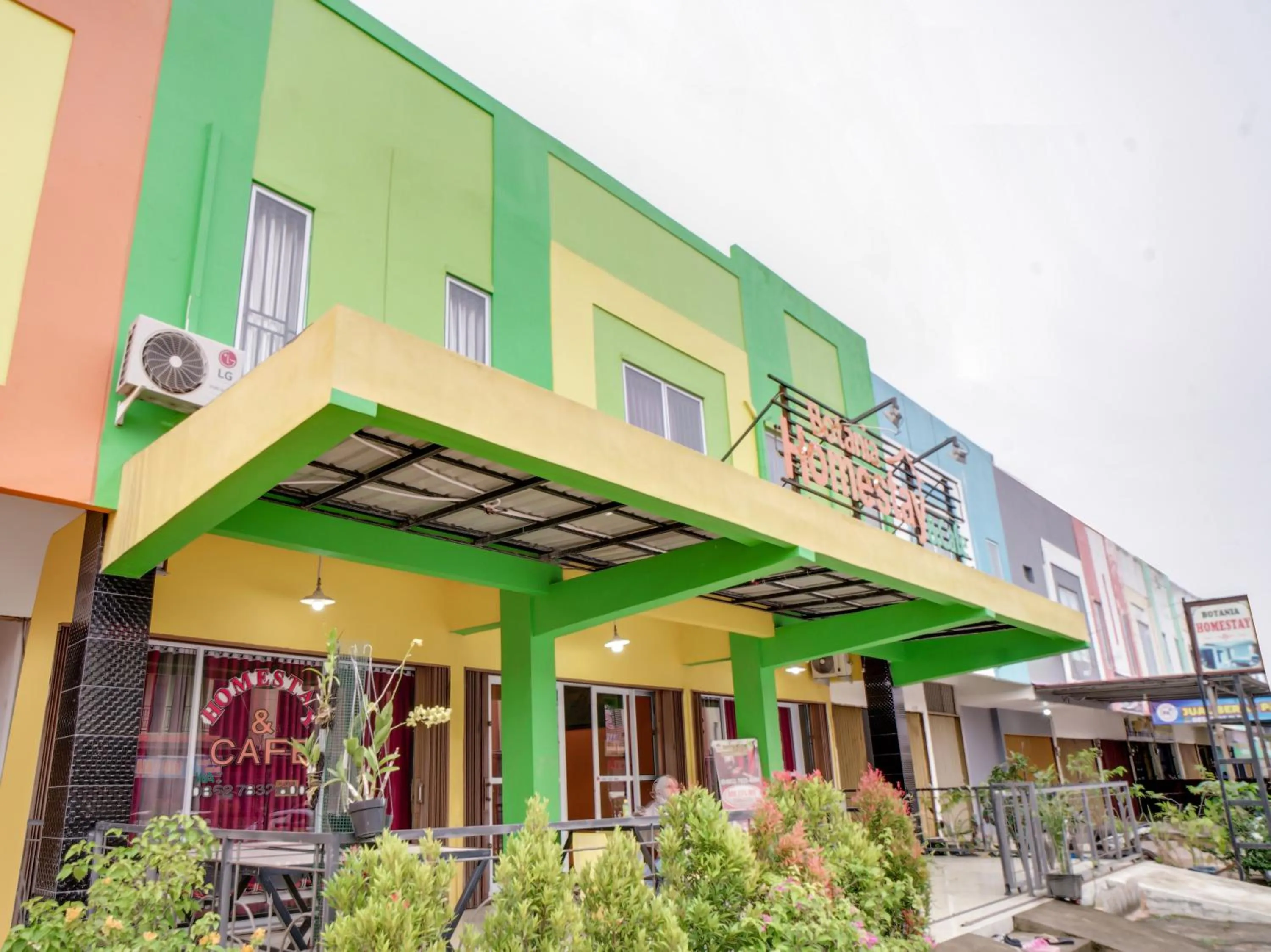 Property Building in OYO 90024 Botania Homestay and Cafe