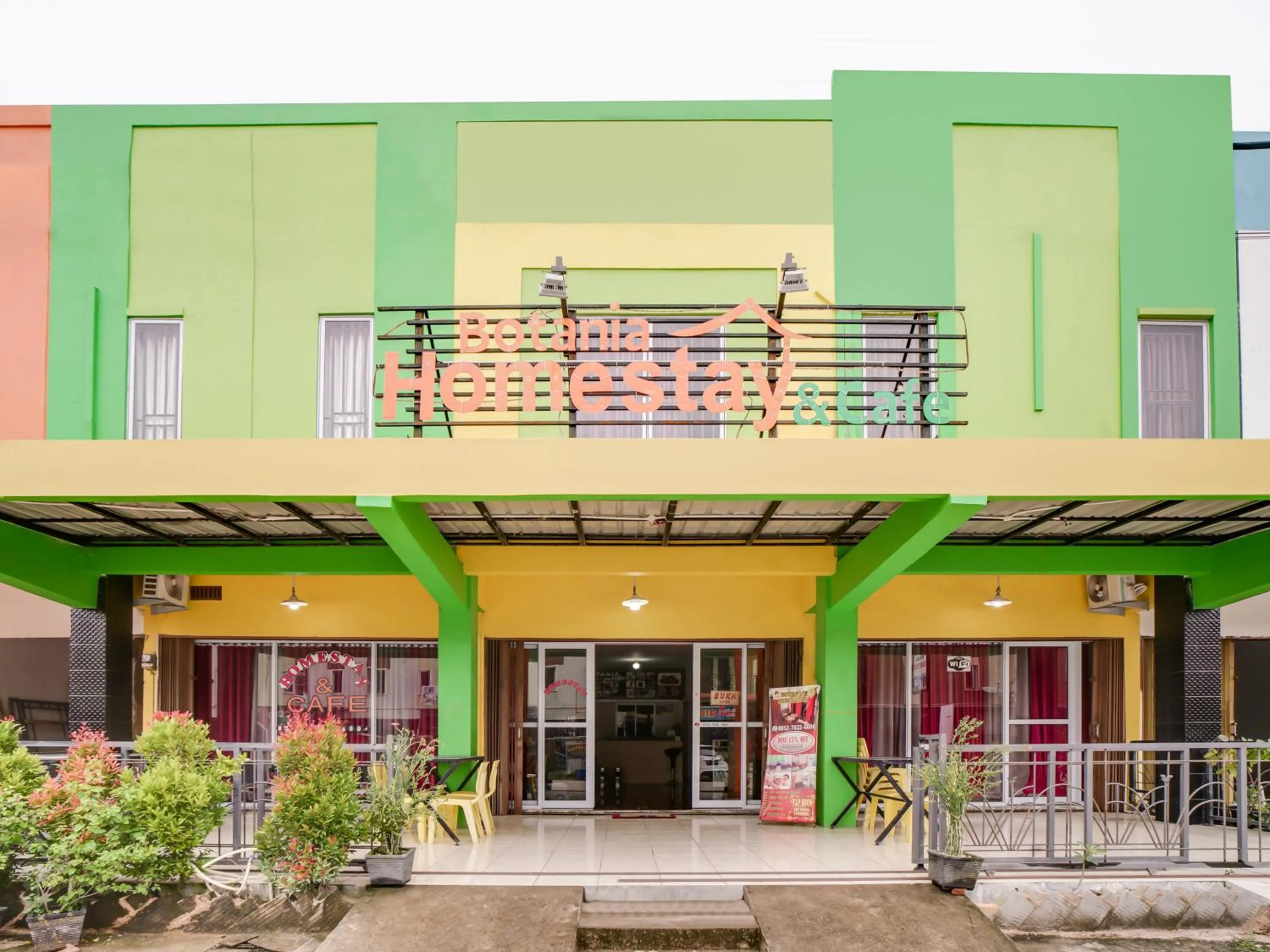 Property building in OYO 90024 Botania Homestay and Cafe