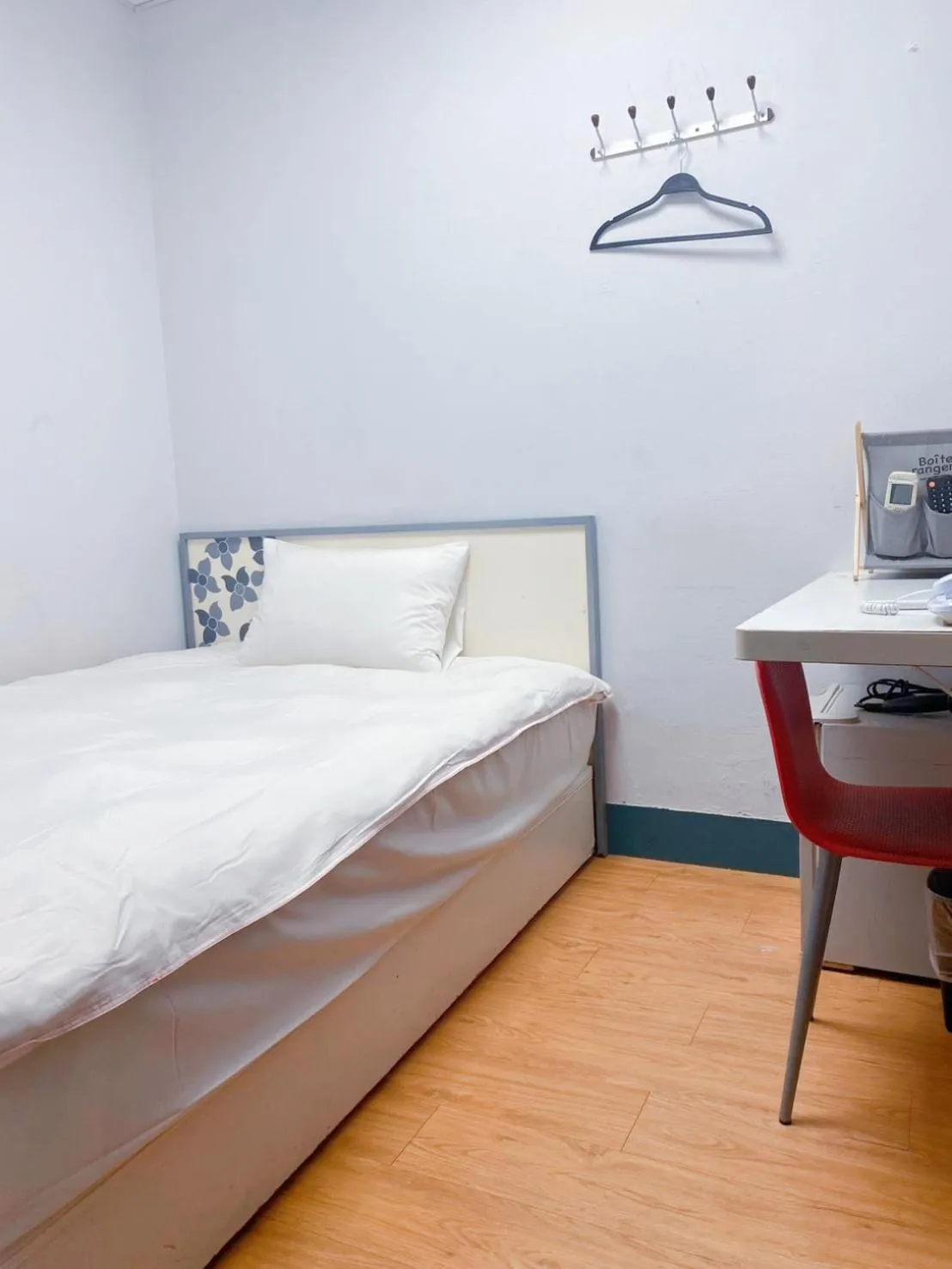 Photo of the whole room, Bed in SharonInn閒雲小居會館