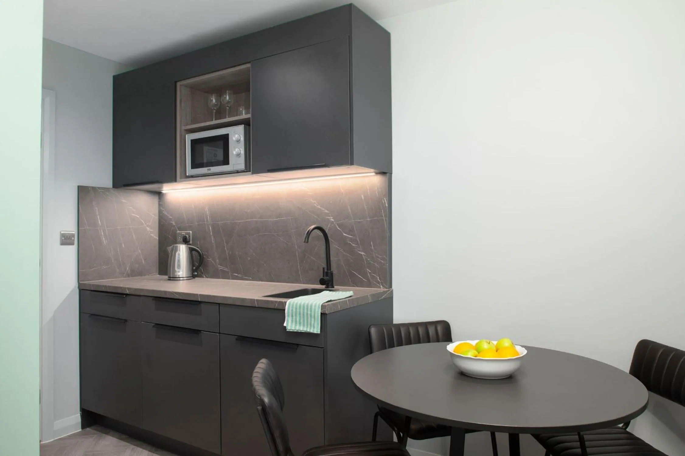 Kitchen or kitchenette in Aptel East