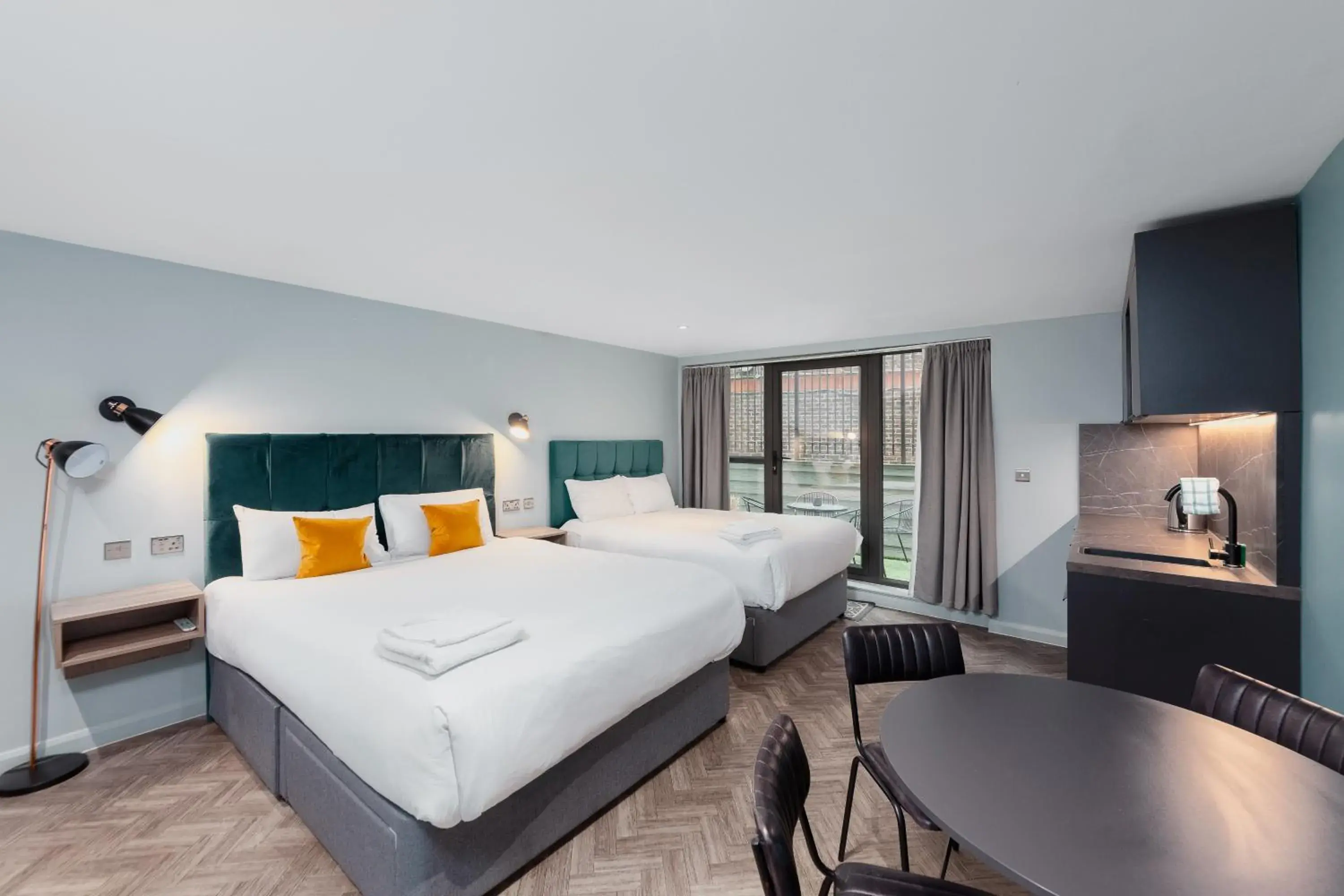 Family Room with Terrace in Aptel East Family Room with Terrace in Aptel East