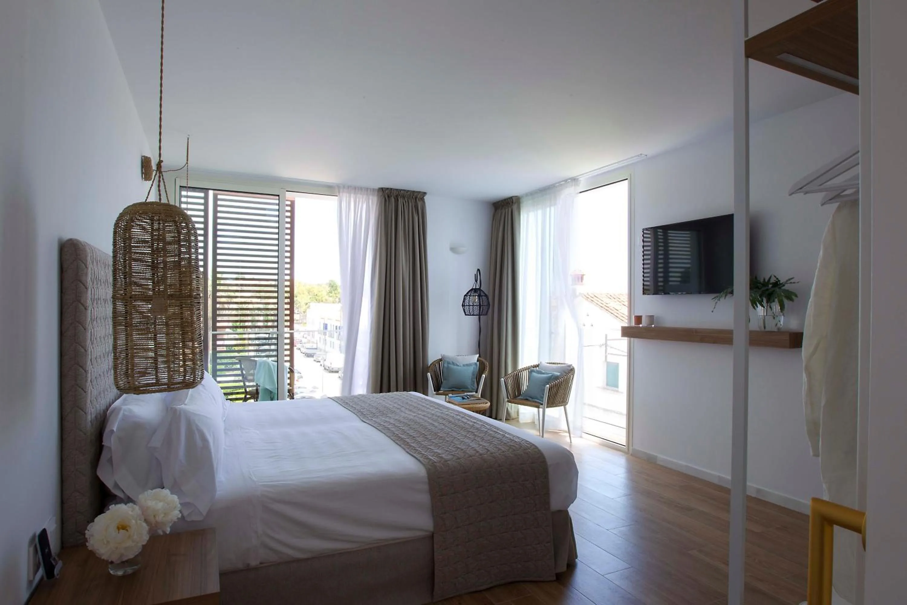 Photo of the whole room, Bed in May Altafulla Beach Boutique Hotel