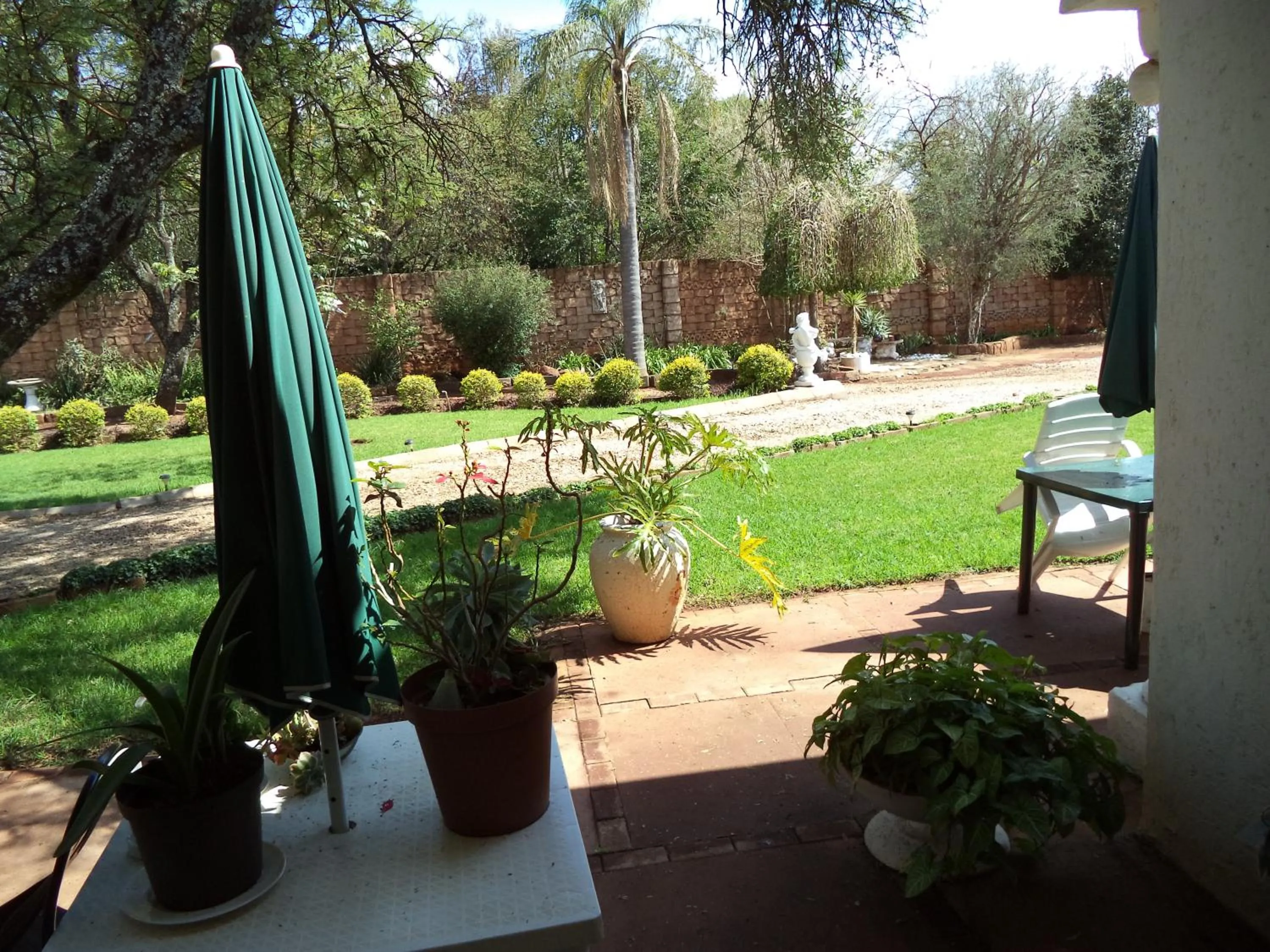 Patio in Heatherdale Guesthouse & Shuttle Services