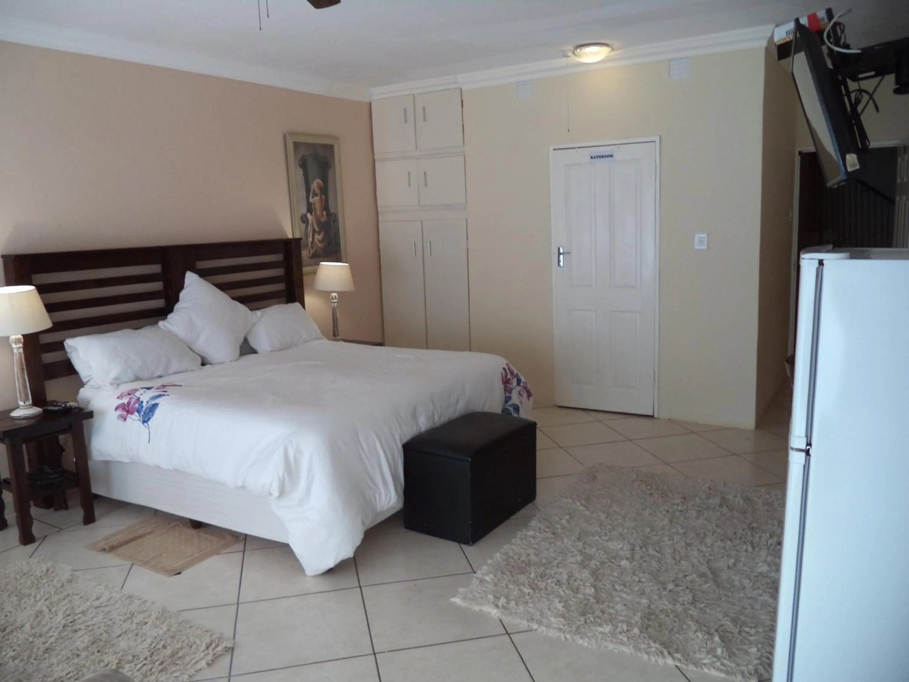 Shower, Bed in Heatherdale Guesthouse & Shuttle Services