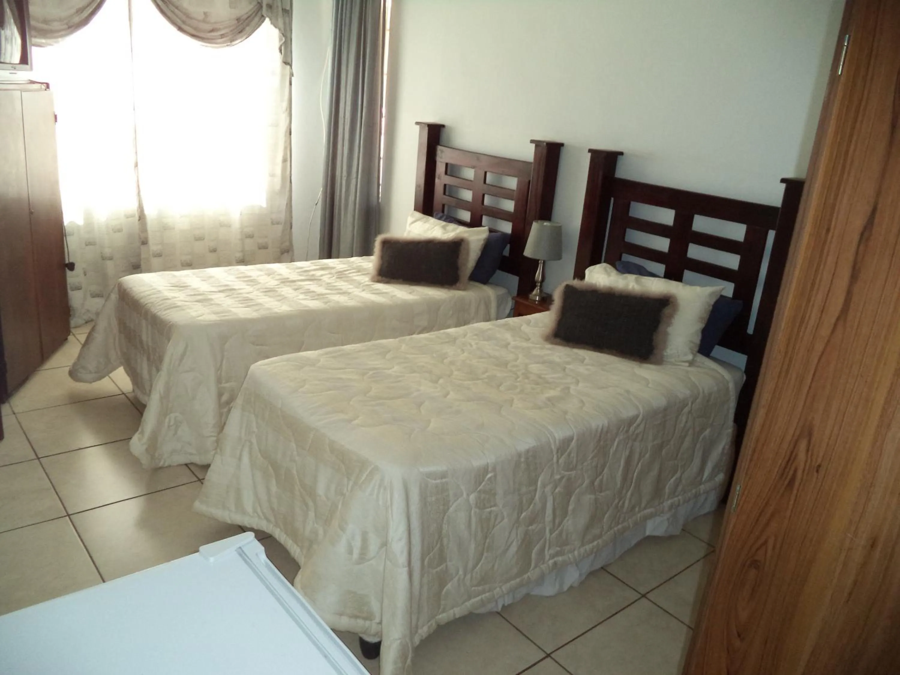 Garden view, Bed in Heatherdale Guesthouse & Shuttle Services