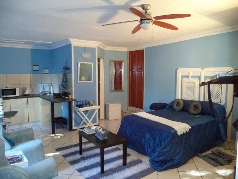 Kitchen or kitchenette, Bed in Heatherdale Guesthouse & Shuttle Services