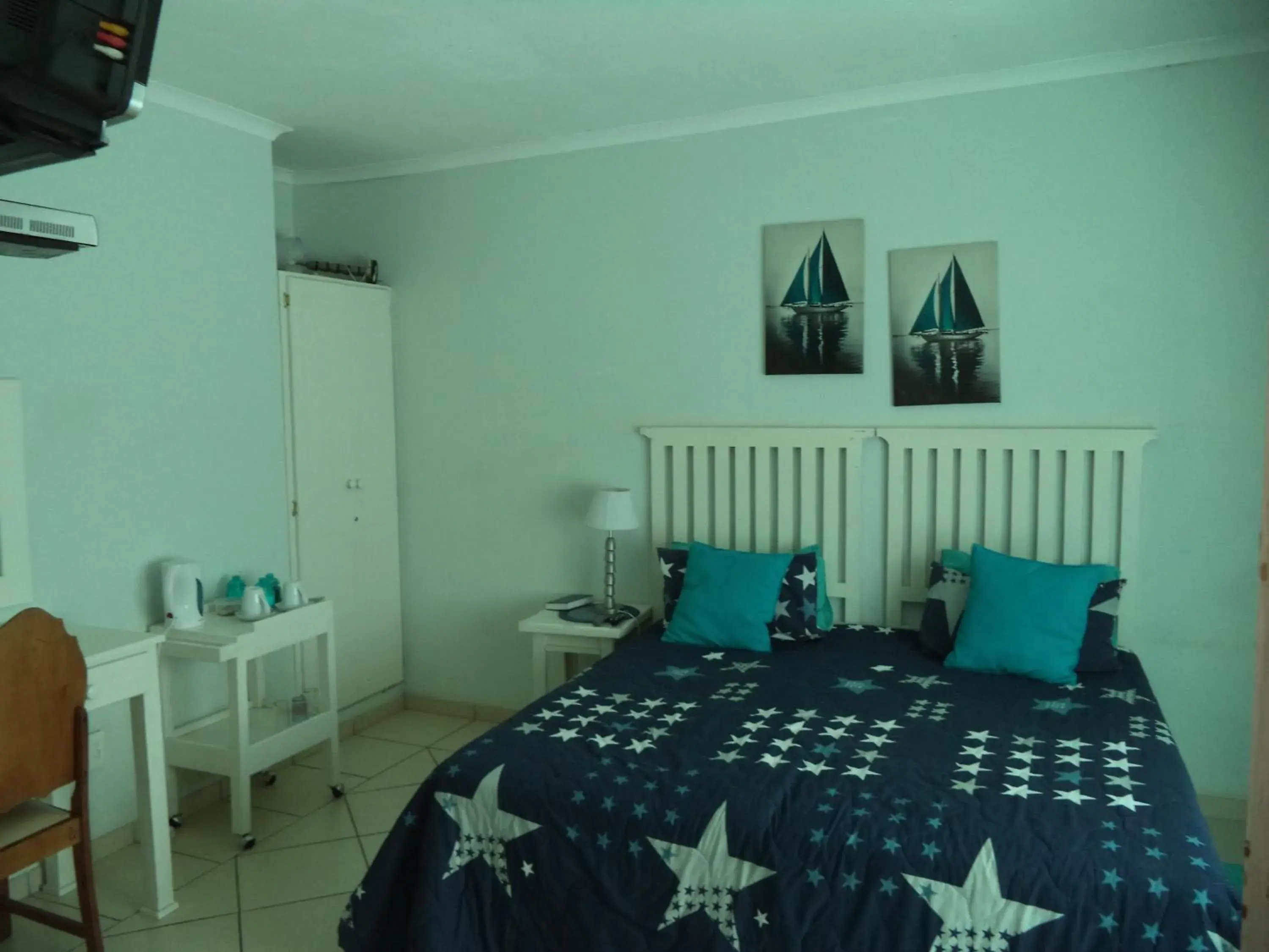 Double or Twin Room - single occupancy - Top Floor in Heatherdale Guesthouse & Shuttle Services Double or Twin Room - single occupancy - Top Floor in Heatherdale Guesthouse & Shuttle Services