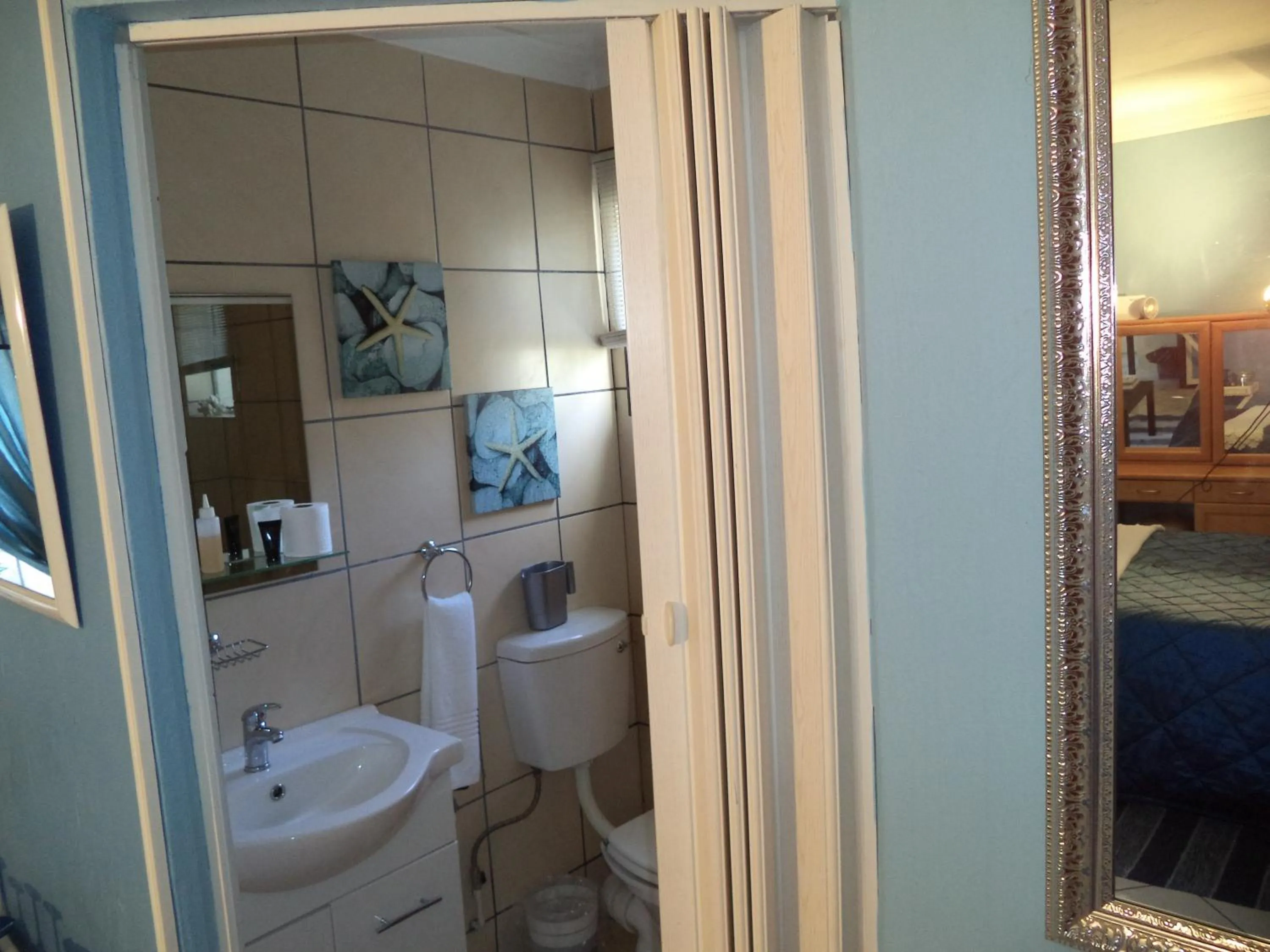 Bathroom in Heatherdale Guesthouse & Shuttle Services