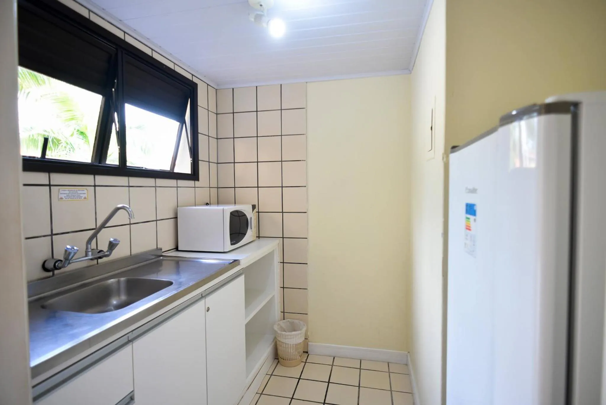 microwave in Morro do Sol Hotel & Eventos