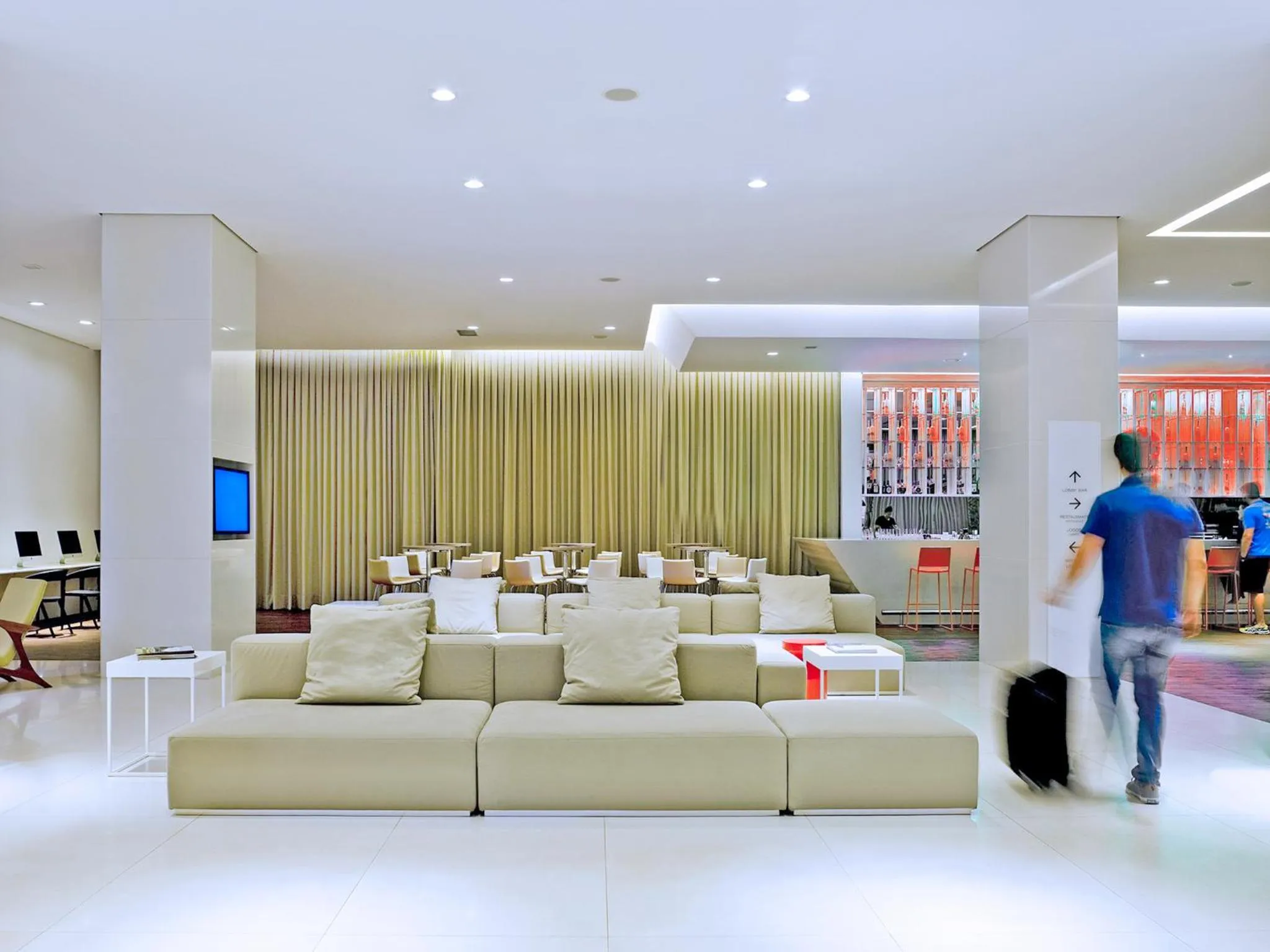 Communal lounge/ TV room in ibis Styles Brasilia Aeroporto