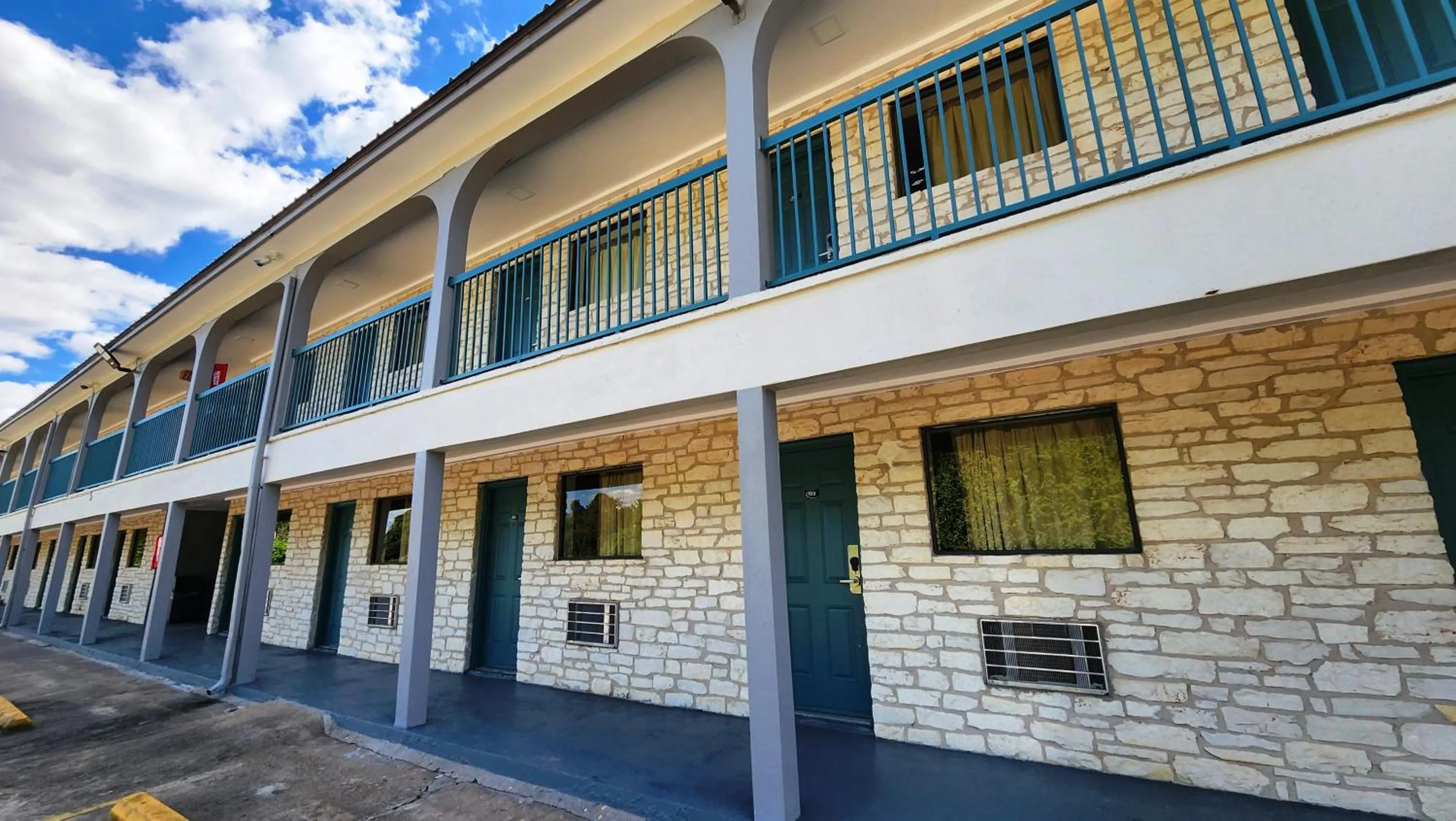 Property building in Scottish Inn & Suites