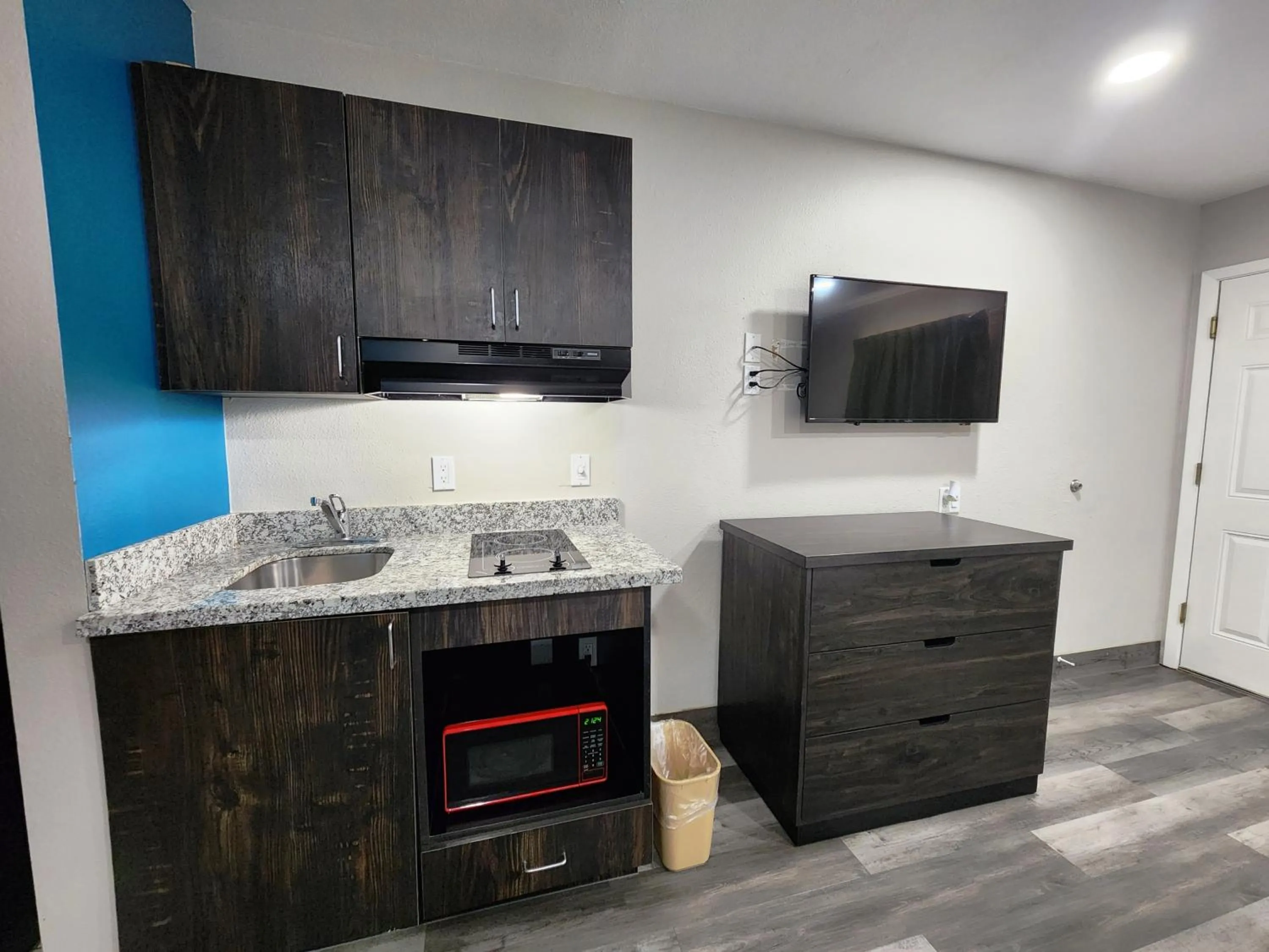 TV and multimedia in Scottish Inn & Suites