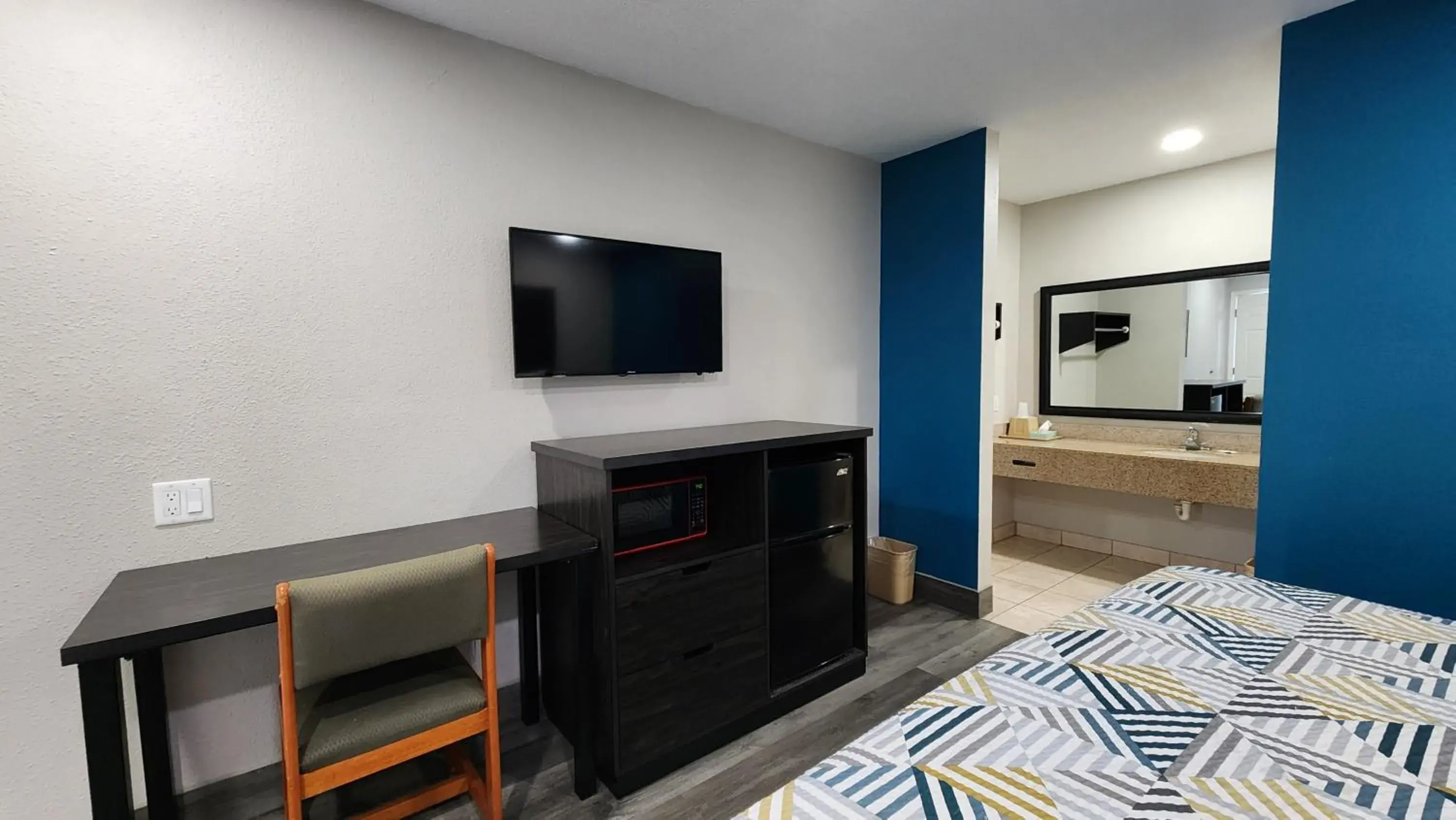 Deluxe King Room in Scottish Inn & Suites Deluxe King Room in Scottish Inn & Suites