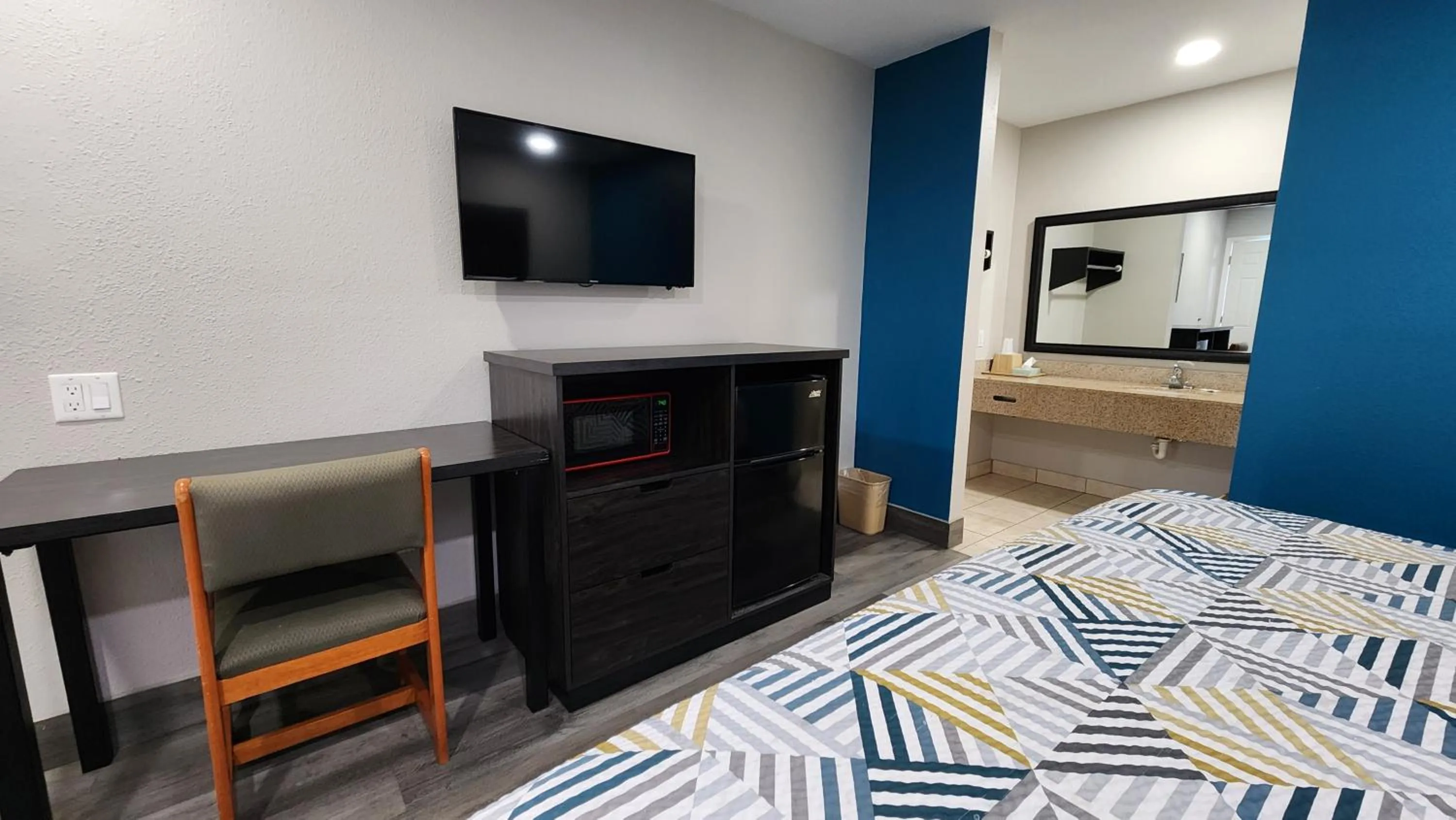 Bed in Scottish Inn & Suites