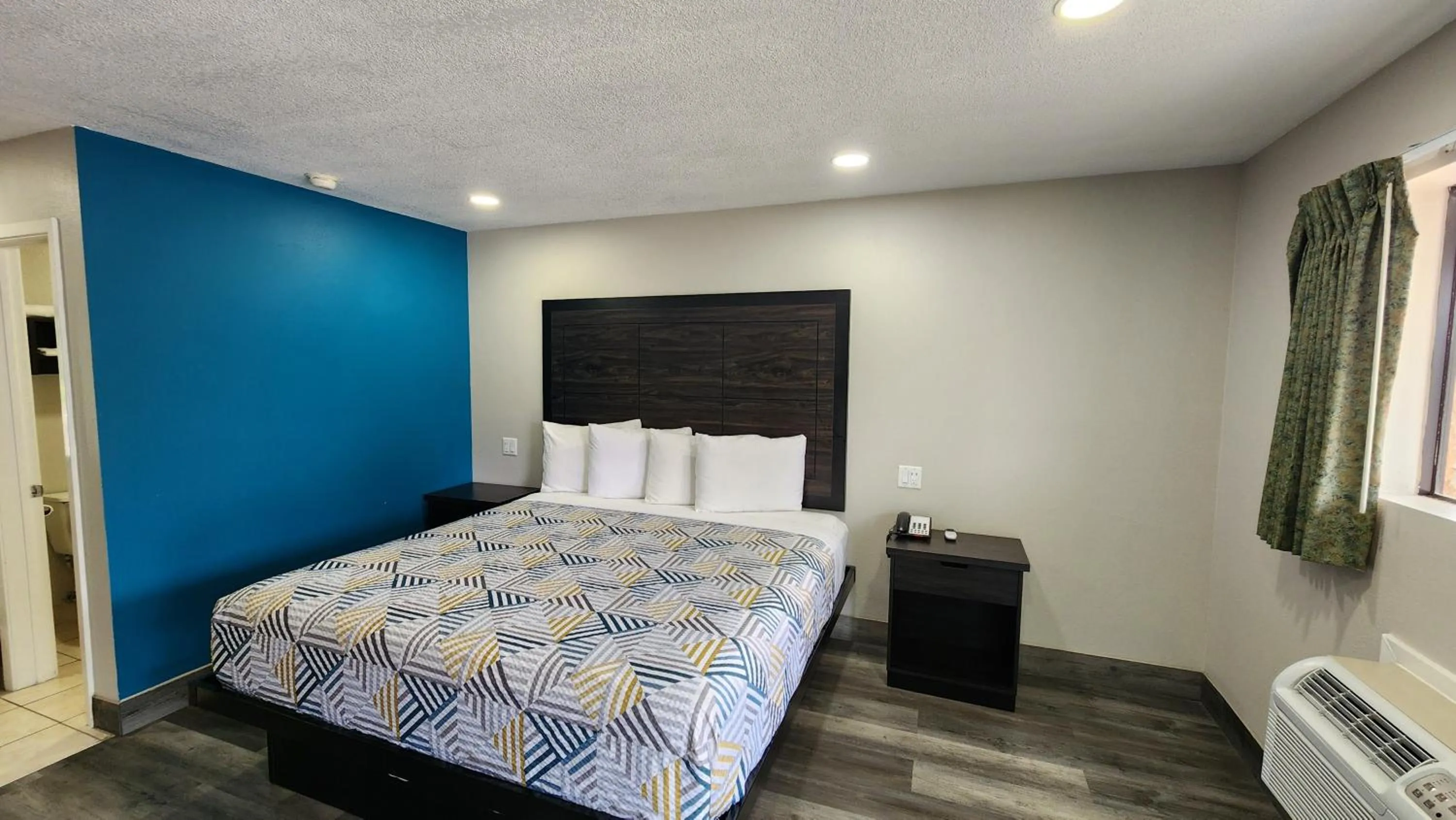 Bed in Scottish Inn & Suites