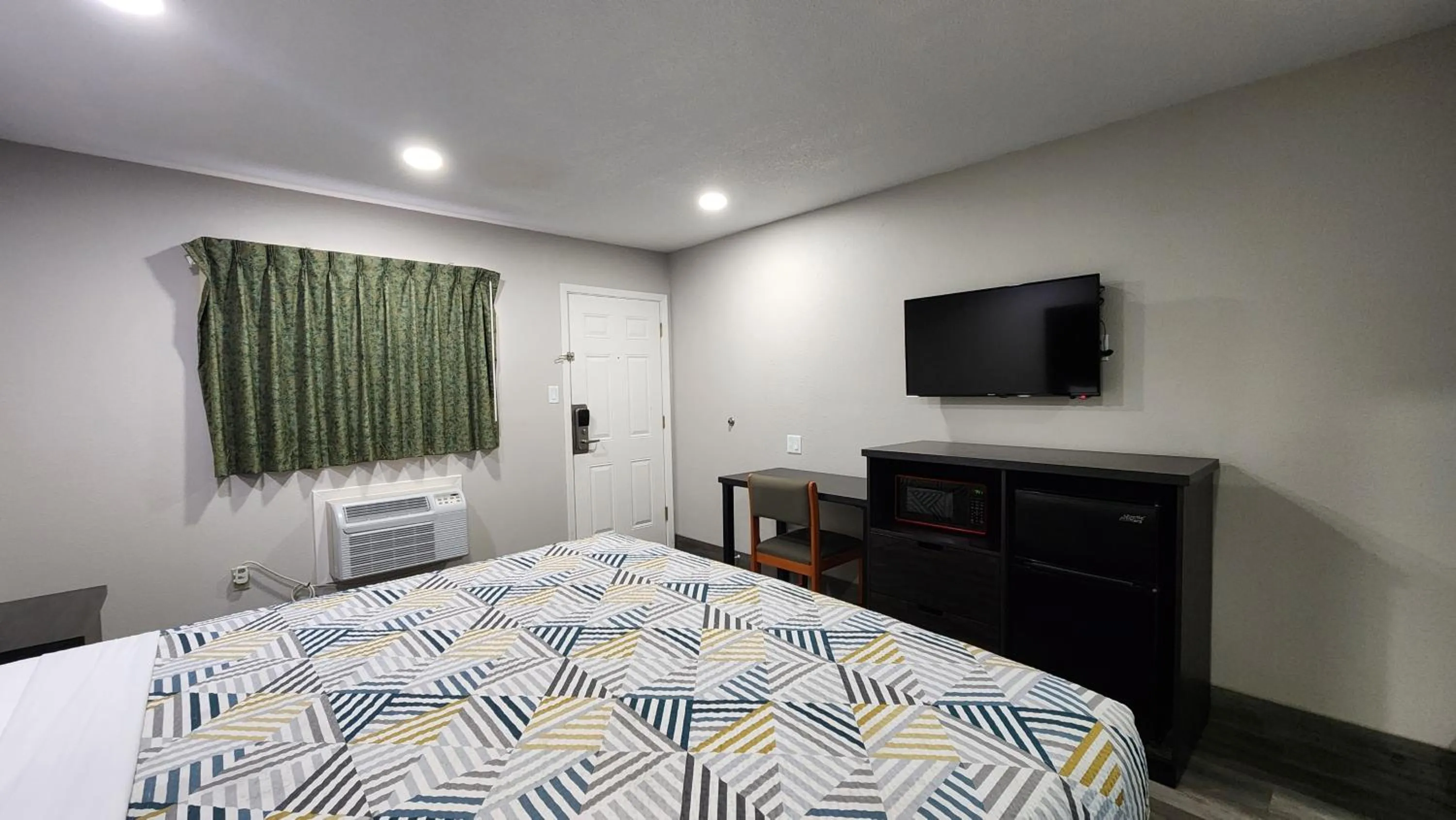 Bed in Scottish Inn & Suites