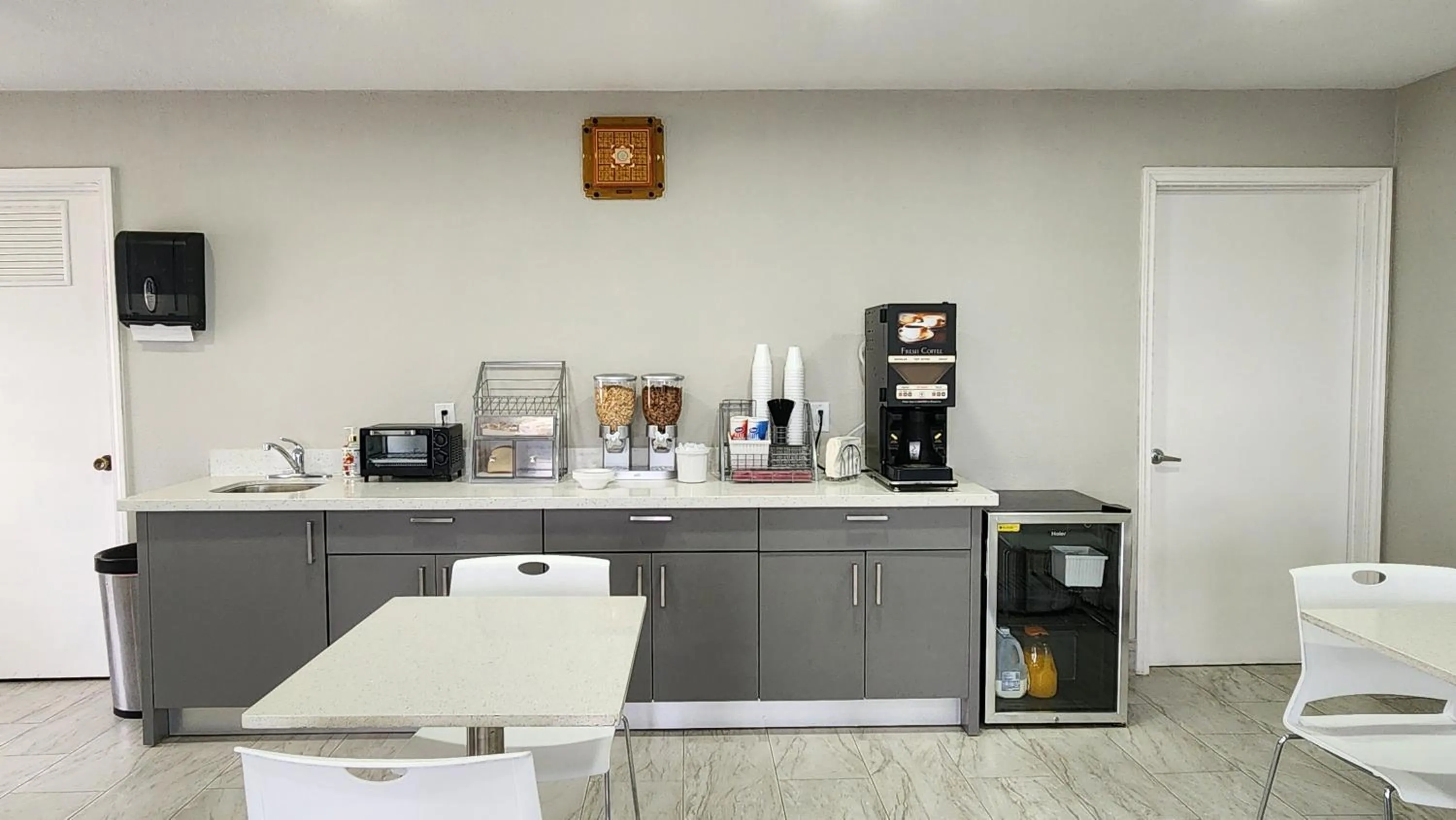Coffee/tea facilities in Scottish Inn & Suites
