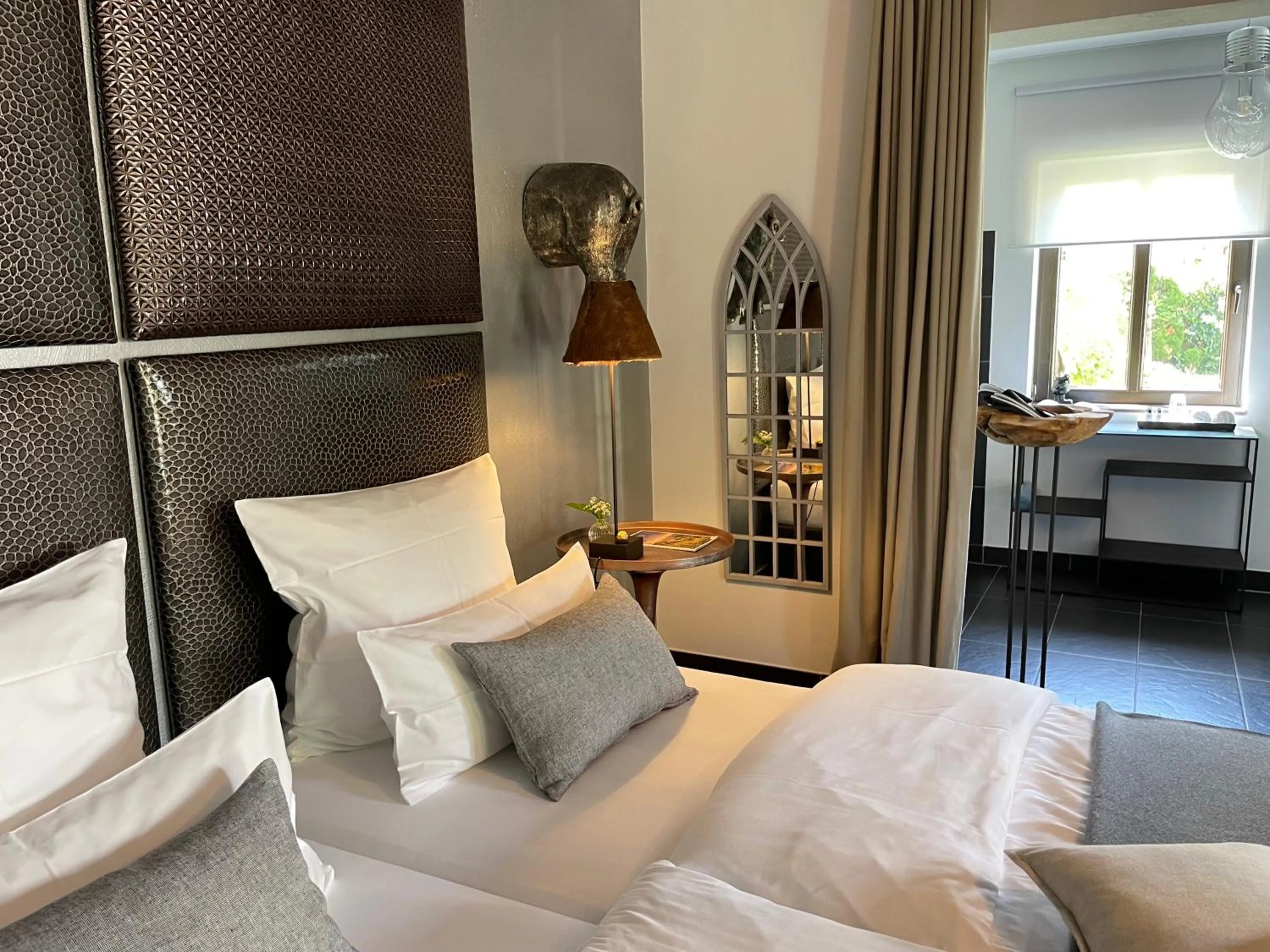 Bed in Jugendstil-Hof