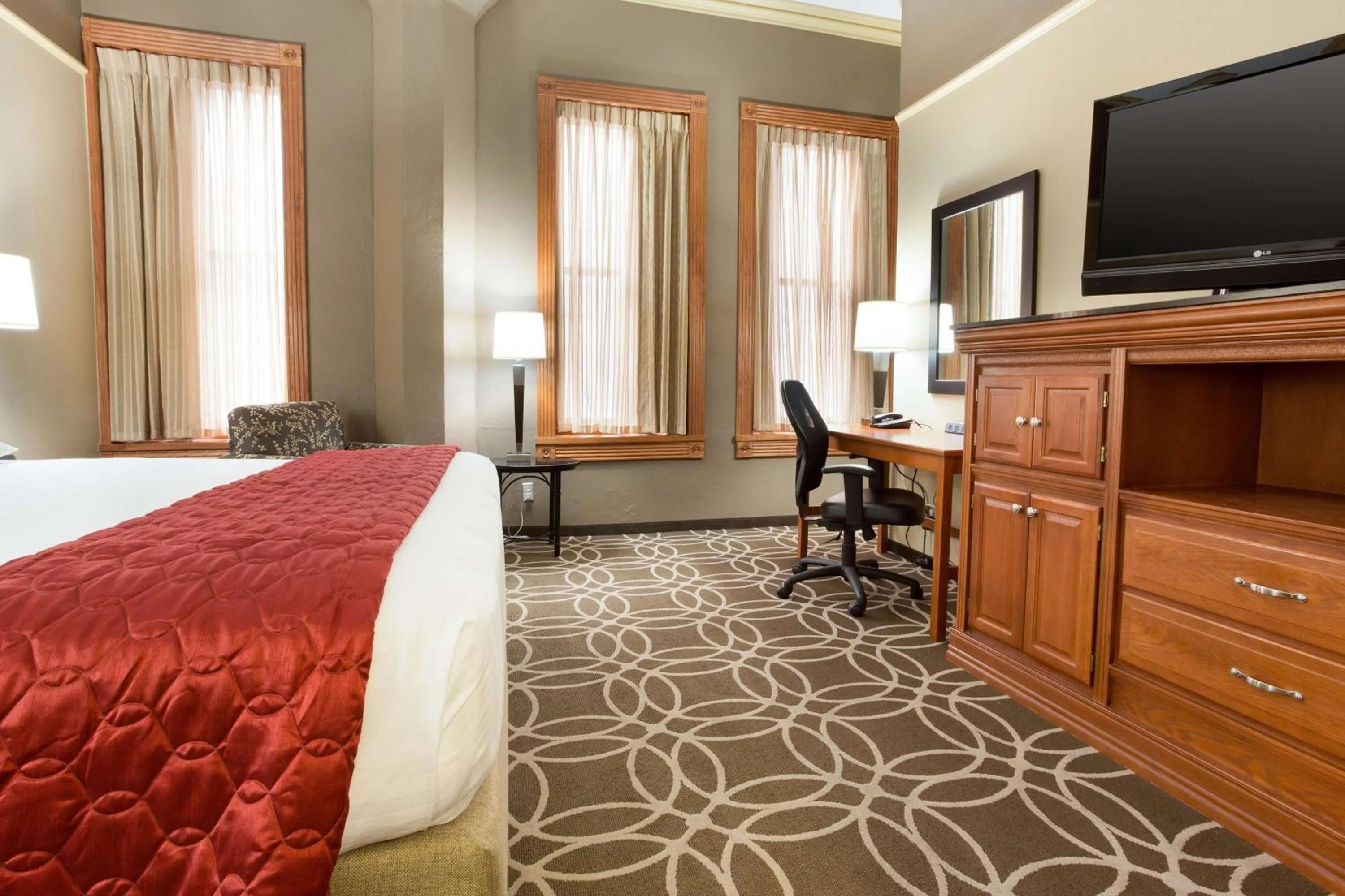 Photo of the whole room, Bed in Drury Inn & Suites San Antonio Riverwalk