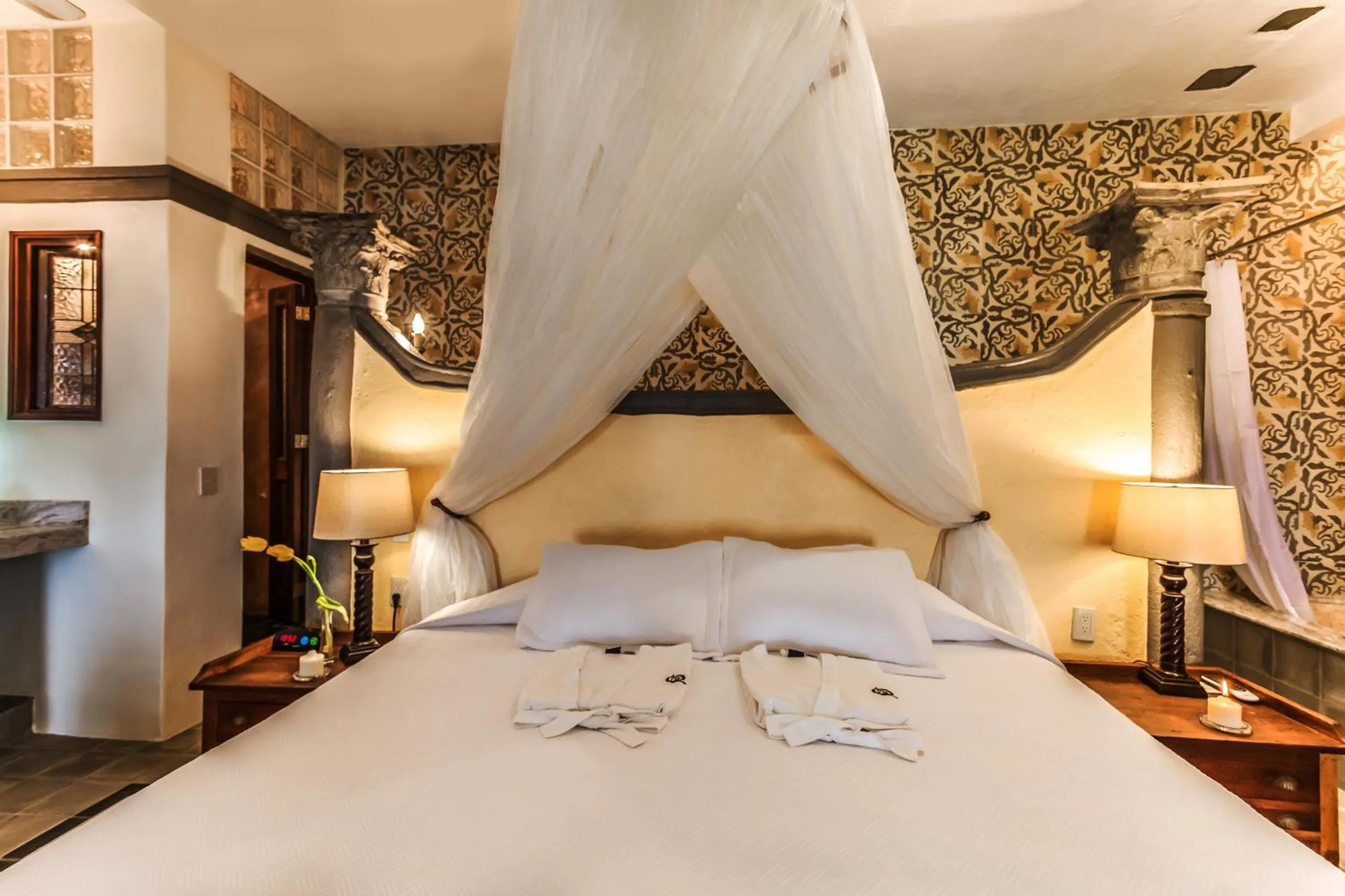 Bathroom, Bed in Quinta Maria Cortez Beach Hotel