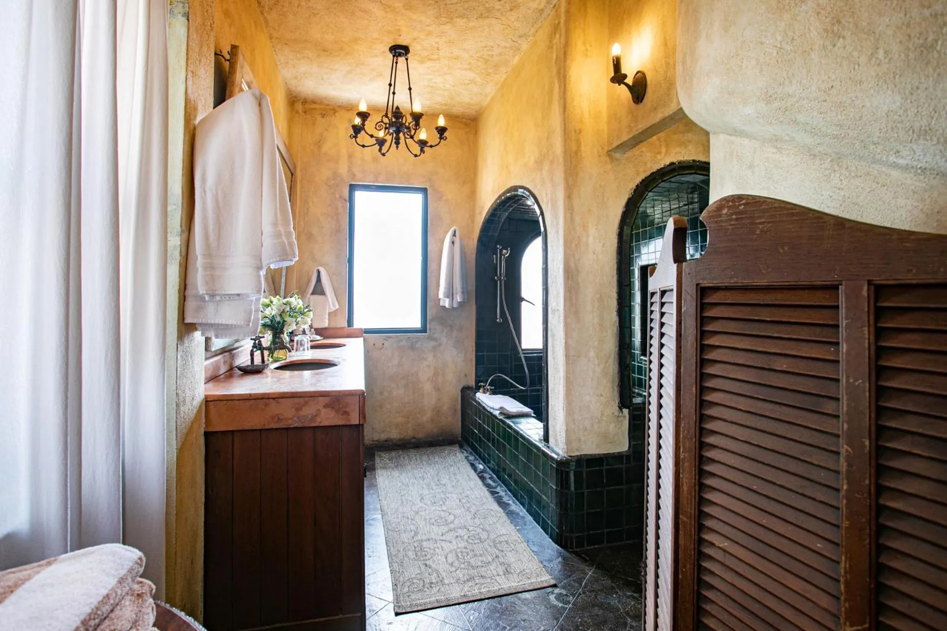 Bathroom, Bed in Quinta Maria Cortez Beach Hotel