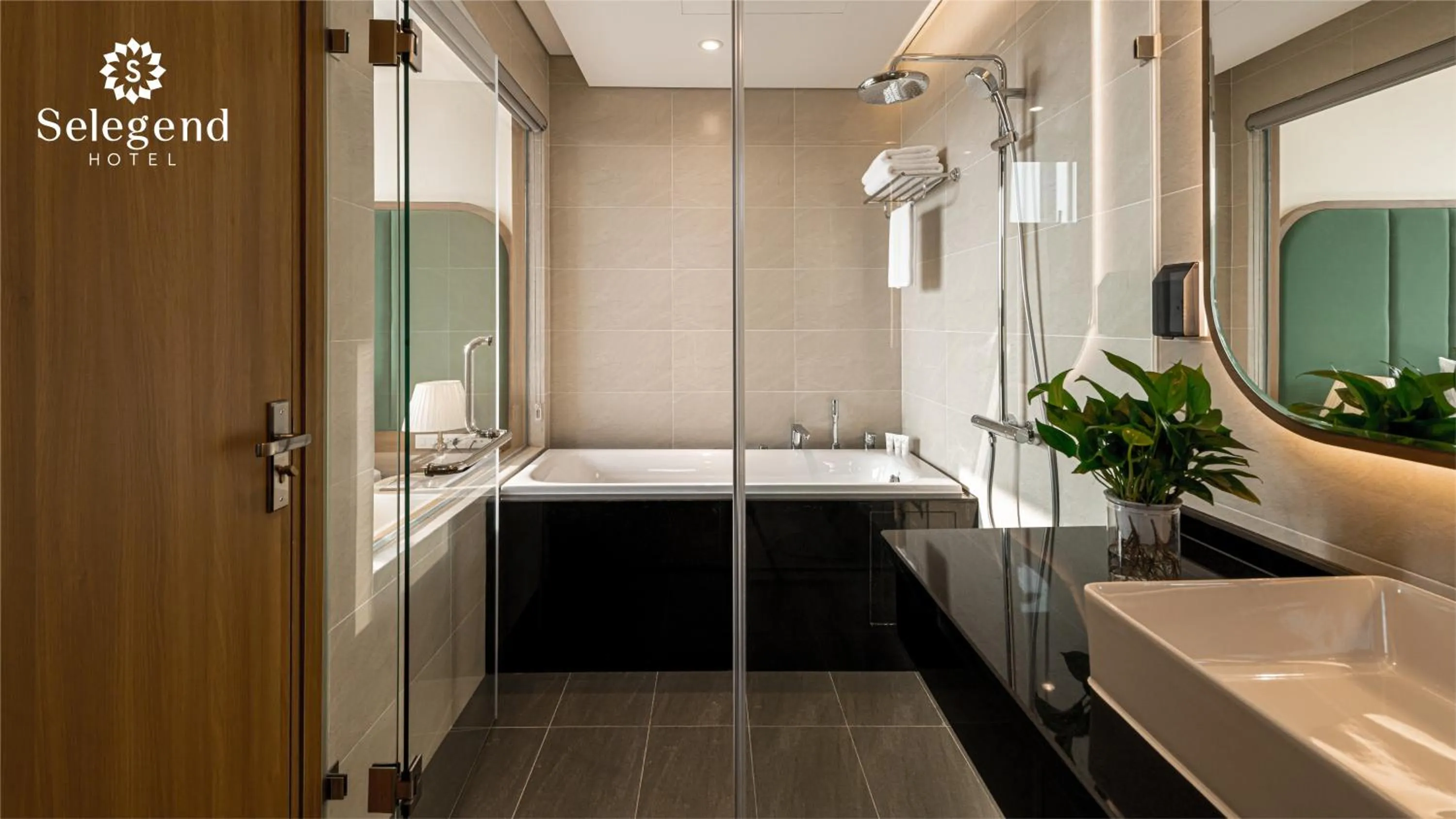 Shower in Selegend Hotel Thái Bình