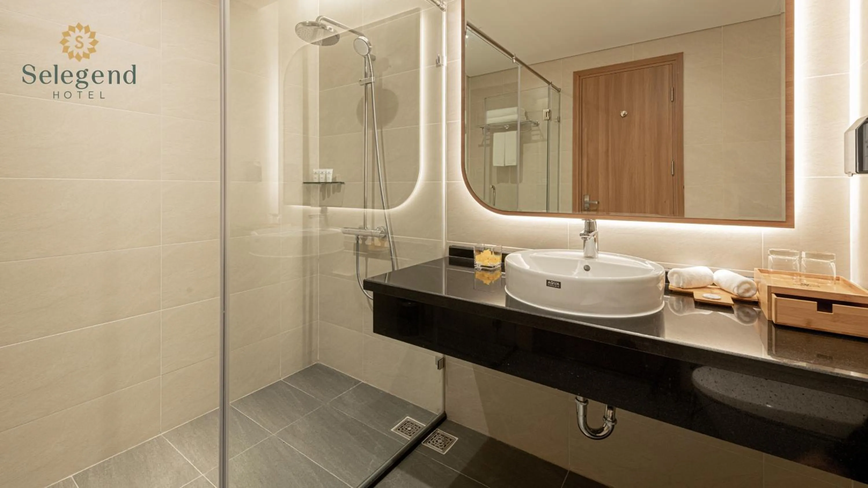 Shower in Selegend Hotel Thái Bình